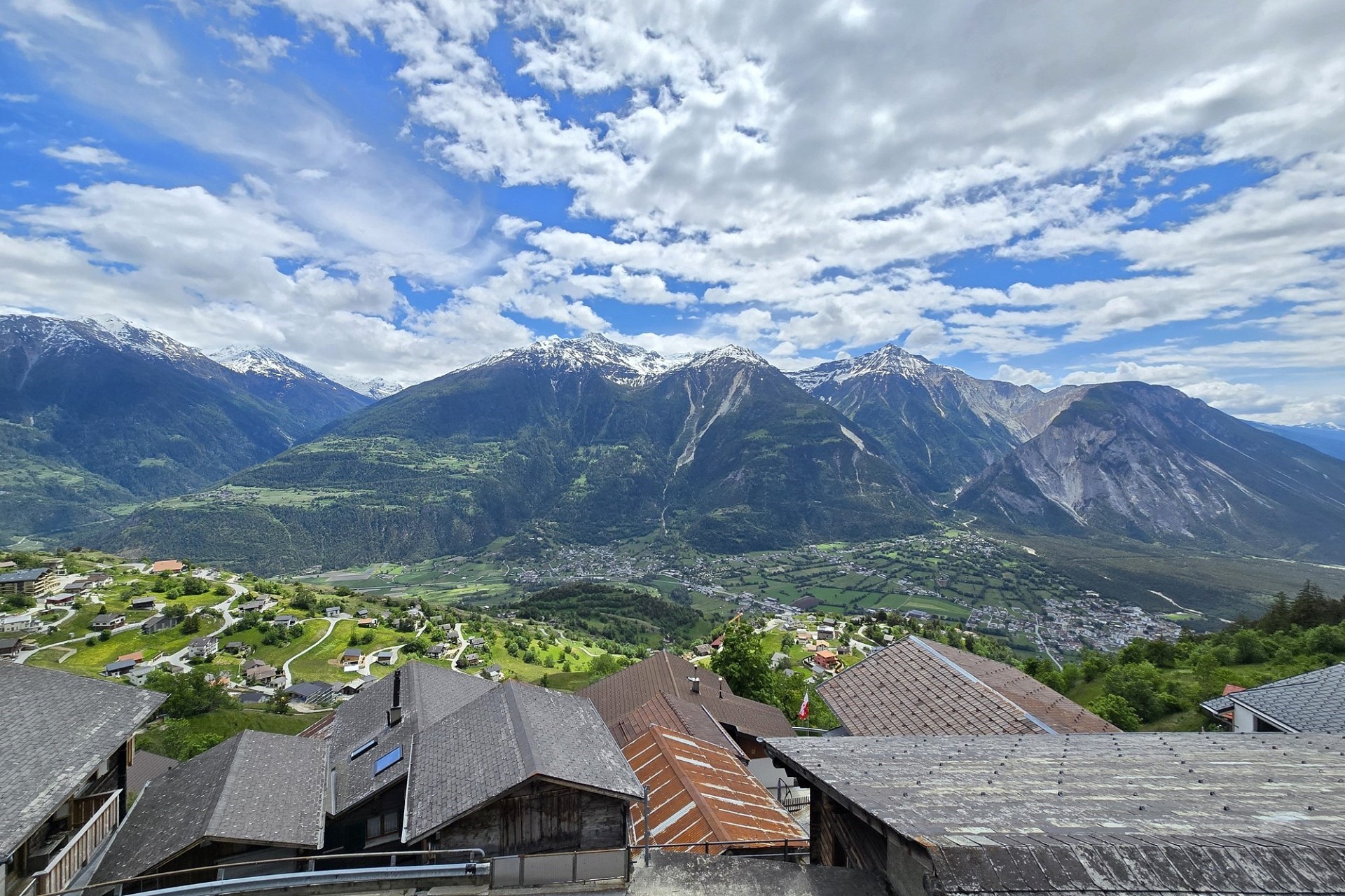 Bergpanorama mit Talblick
