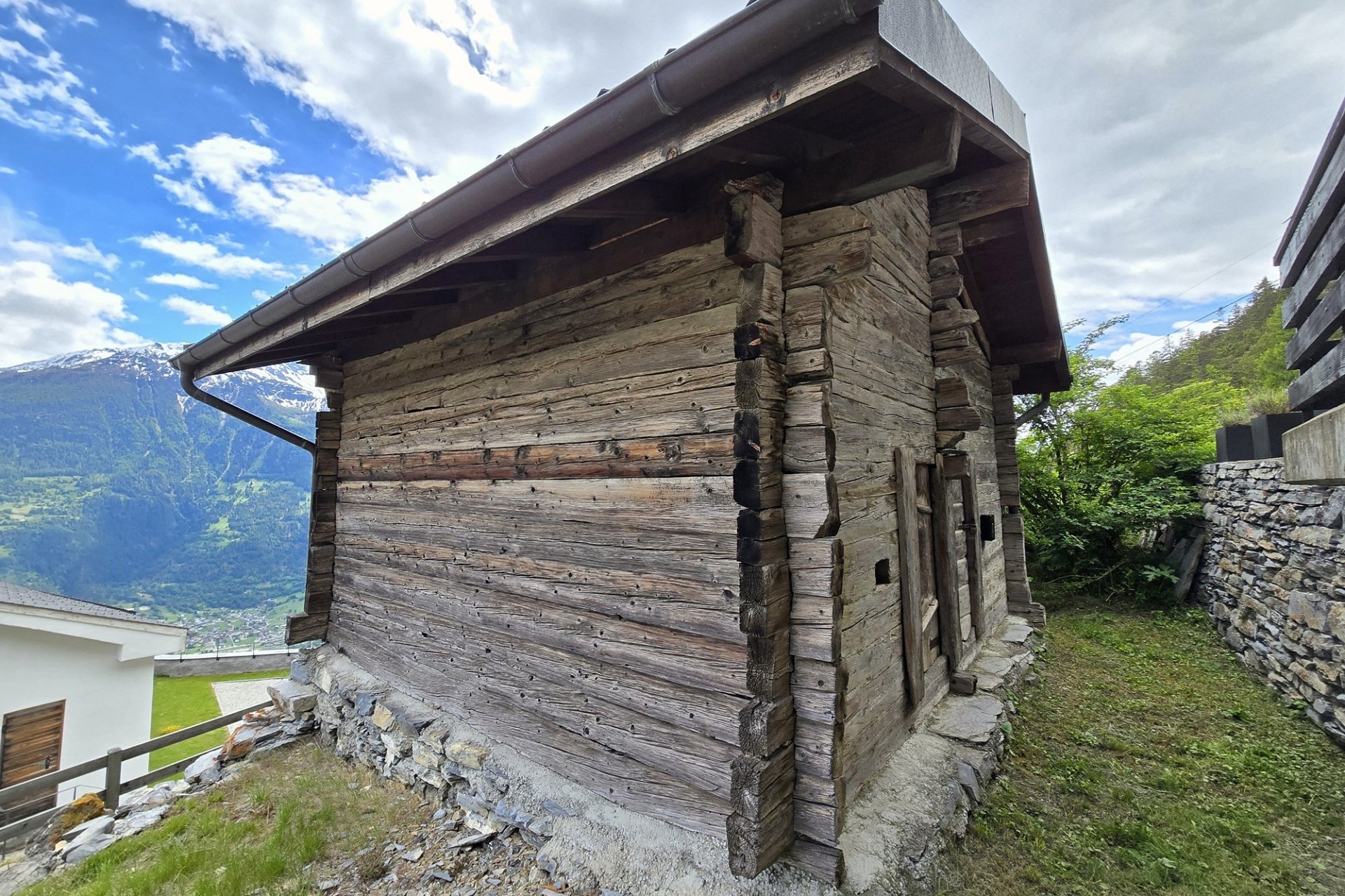 Alpiner Holzbau mit Bergblick