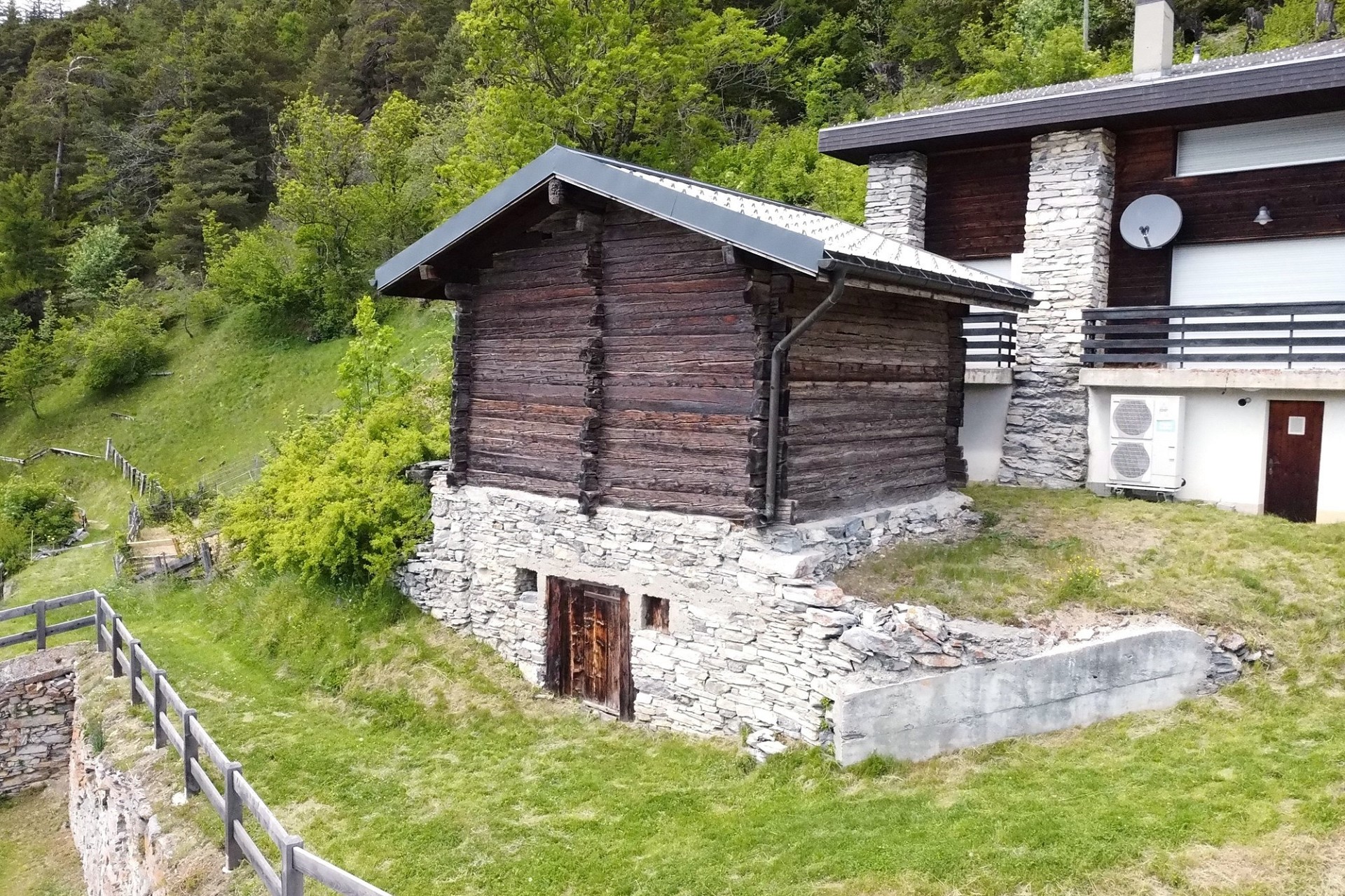 Alpenhaus mit Holz- und Steinfassade