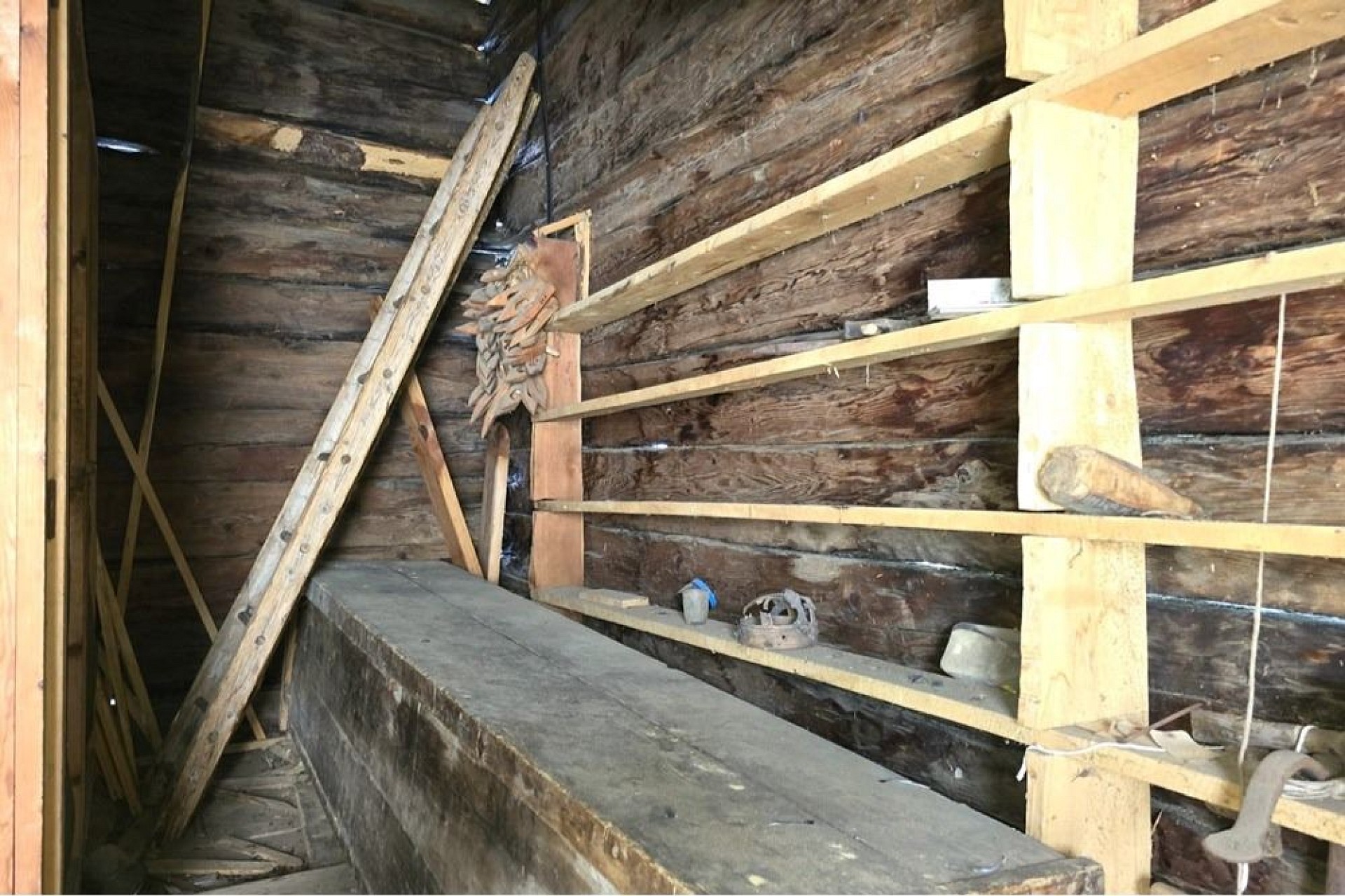 Rohbau mit Holzregalen
