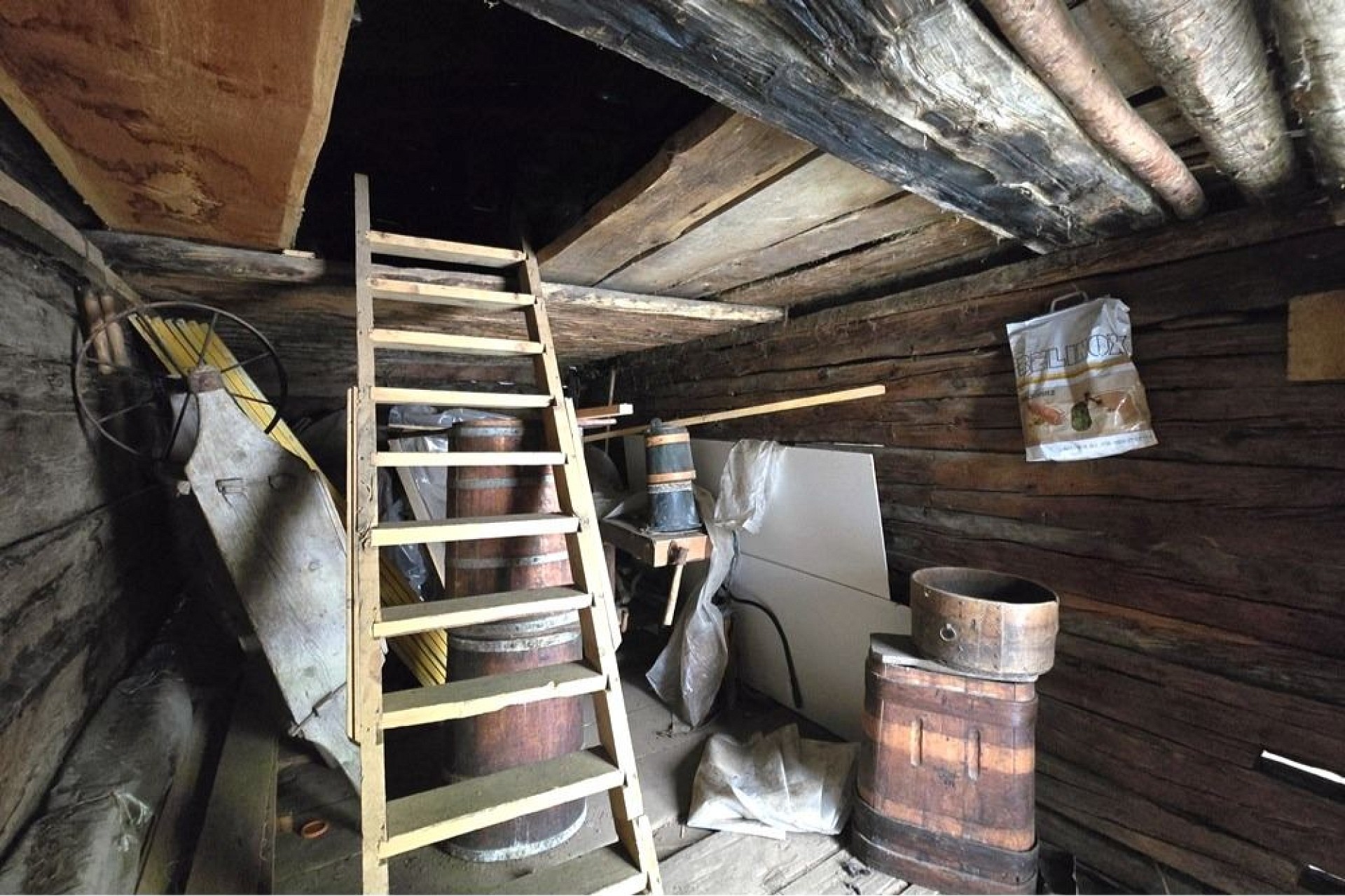 Dunkler Lagerraum mit Holzleiter