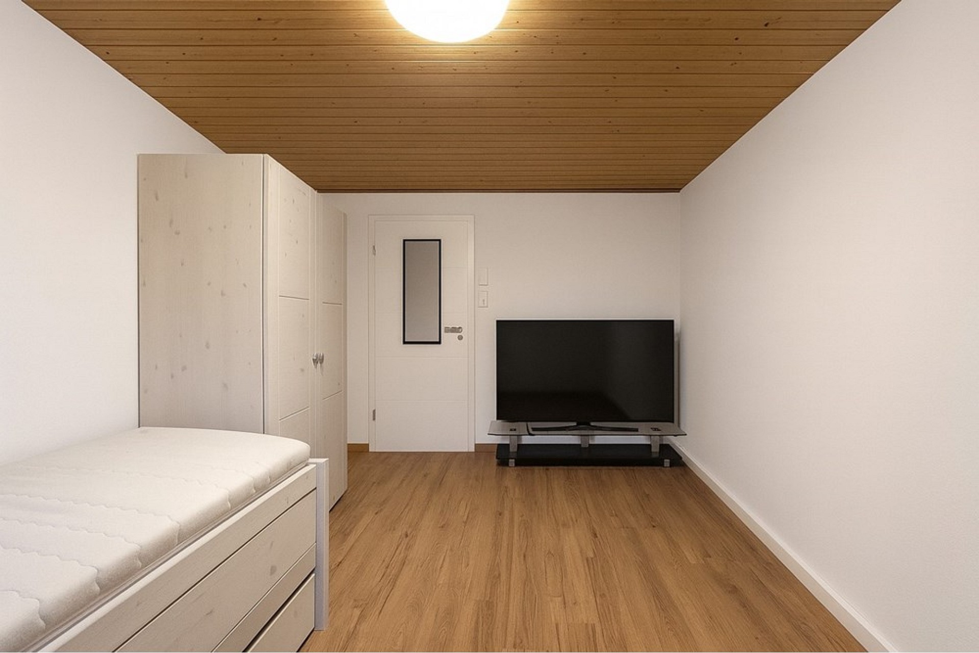 Helles Schlafzimmer mit Holzdecke