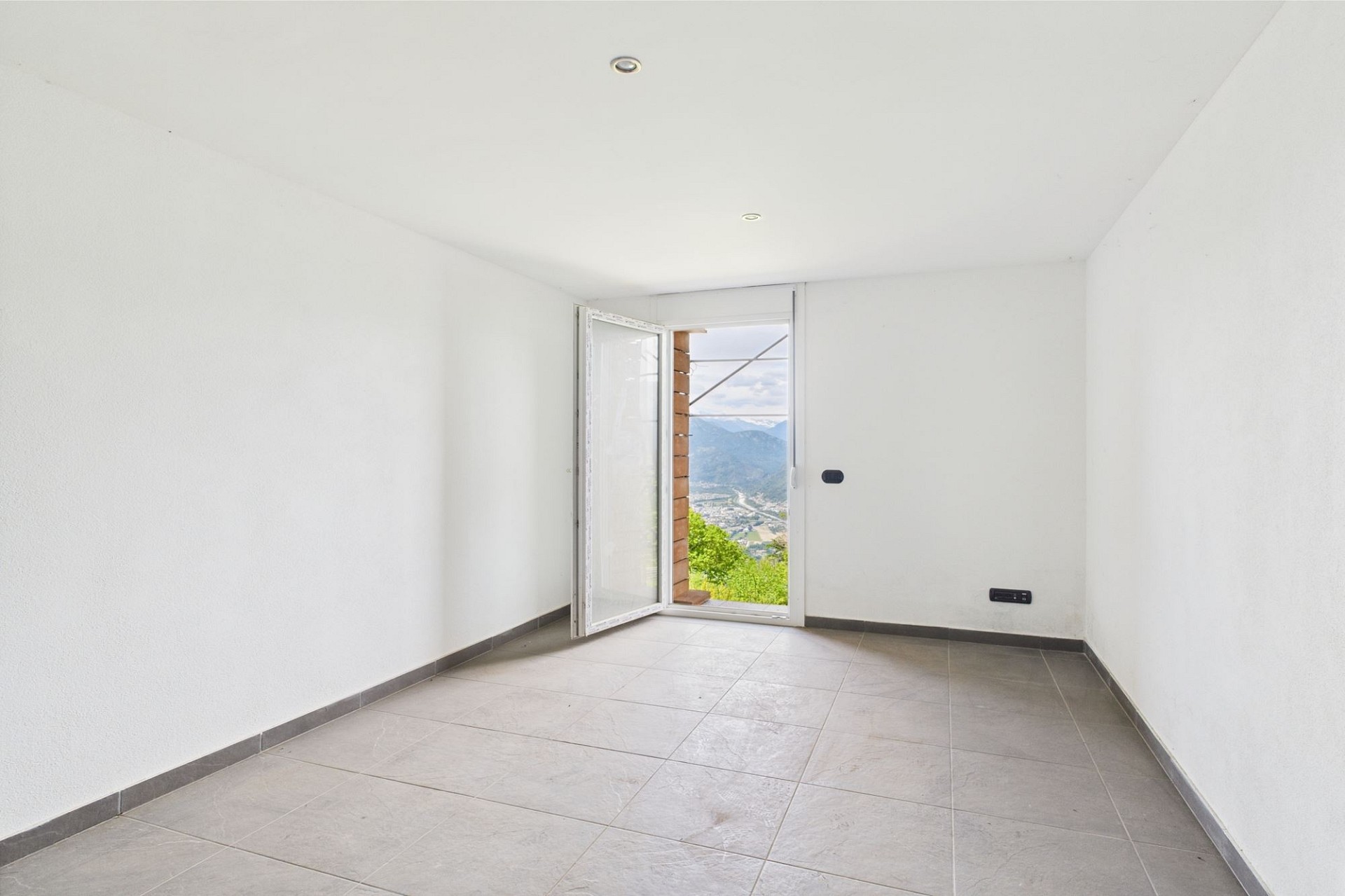 Leerer heller Raum mit Ausblick
