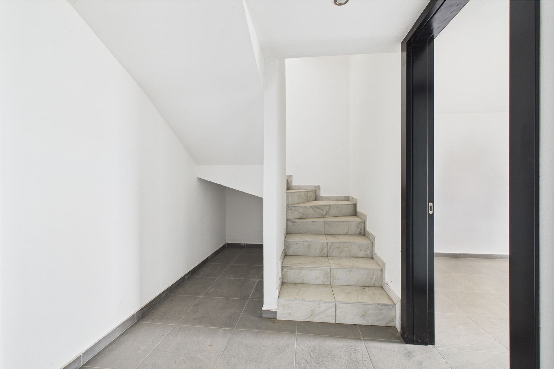 Treppenhaus mit Flur und Treppe