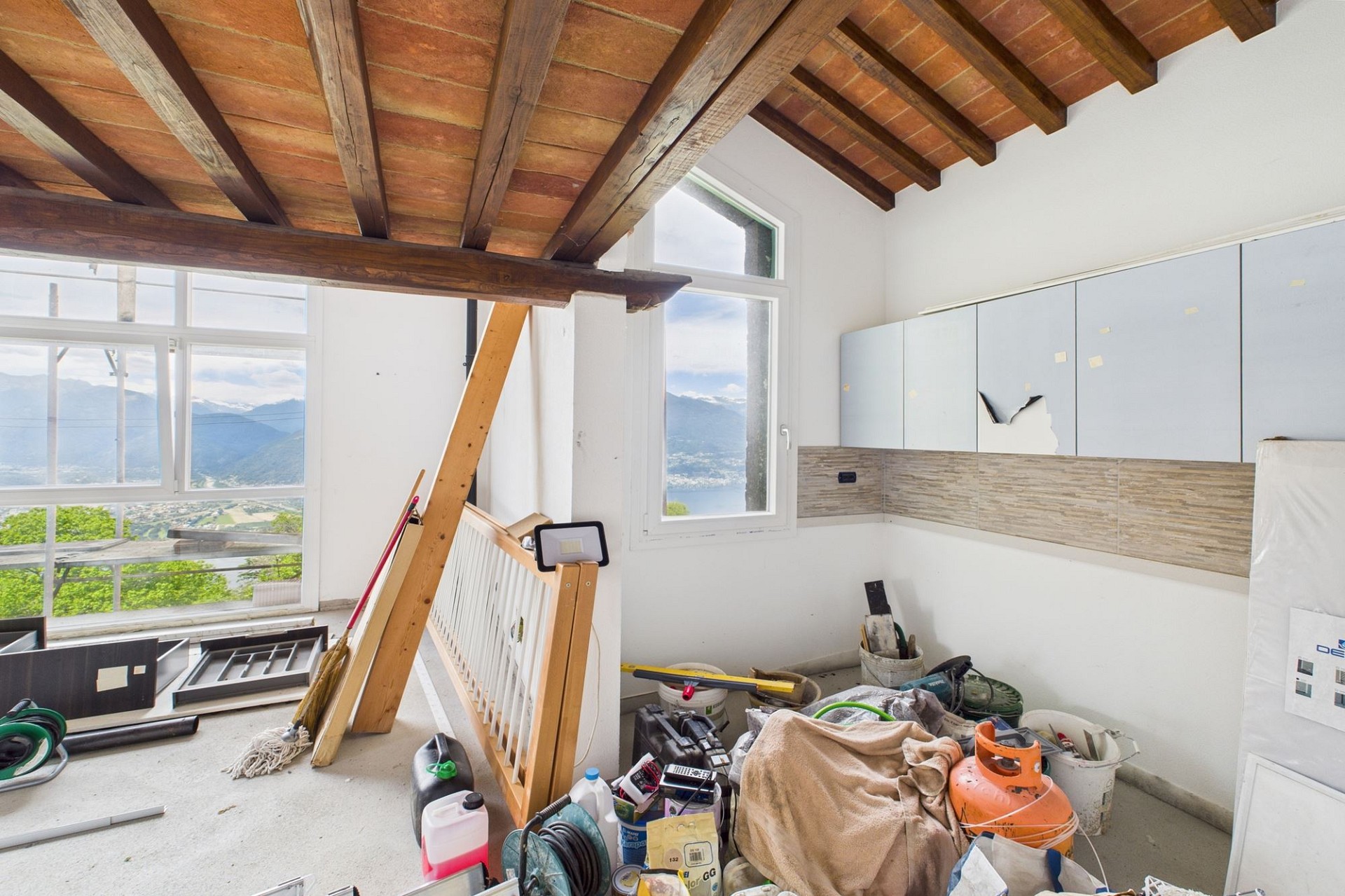 Renovierungsraum mit Bergblick