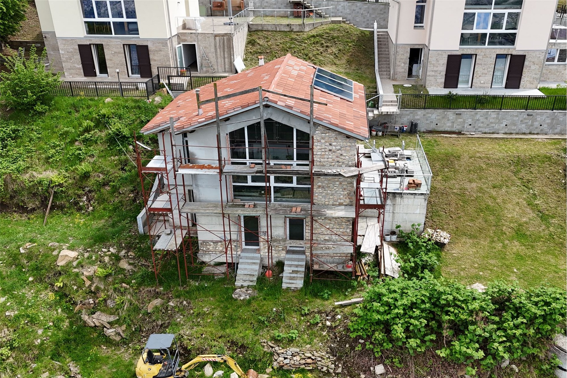 Außenansicht eines Hauses im Bau mit Gerüst