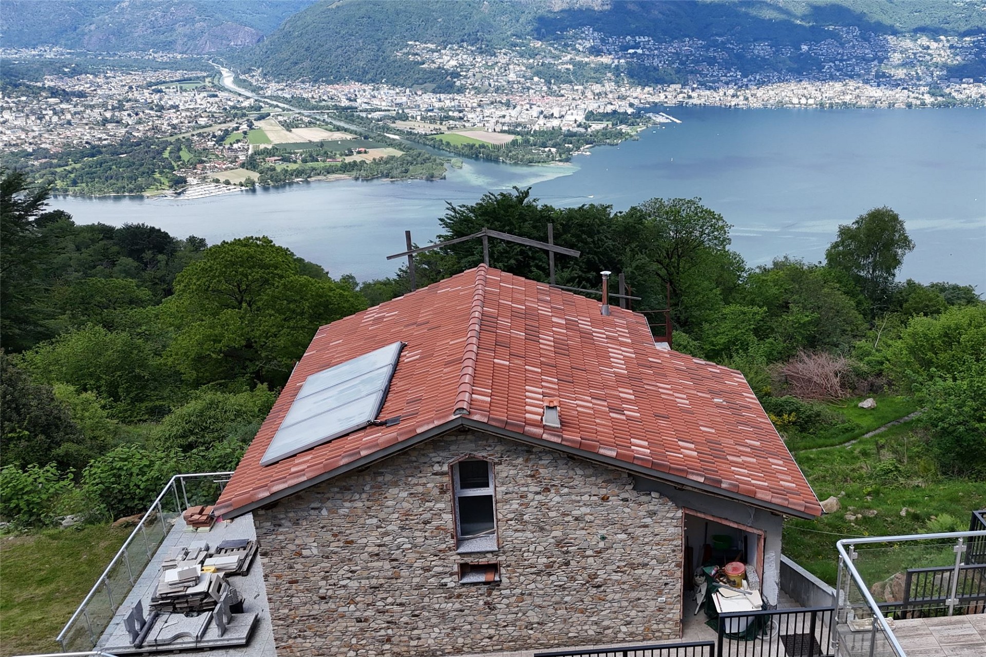 Haus mit Seeblick am Hang