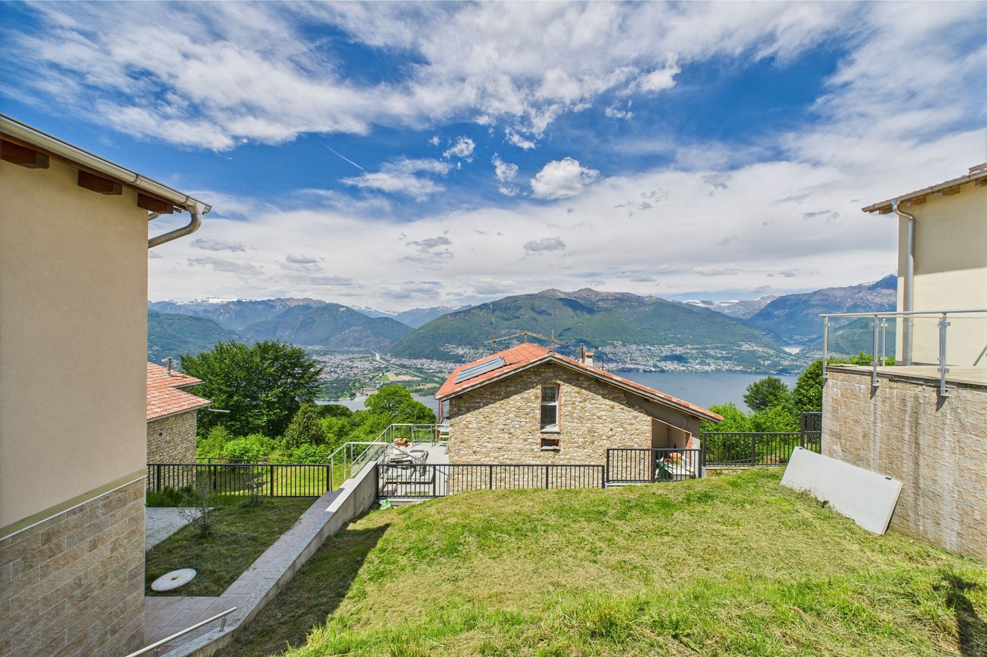 Terrasse mit Berg- und Seeblick