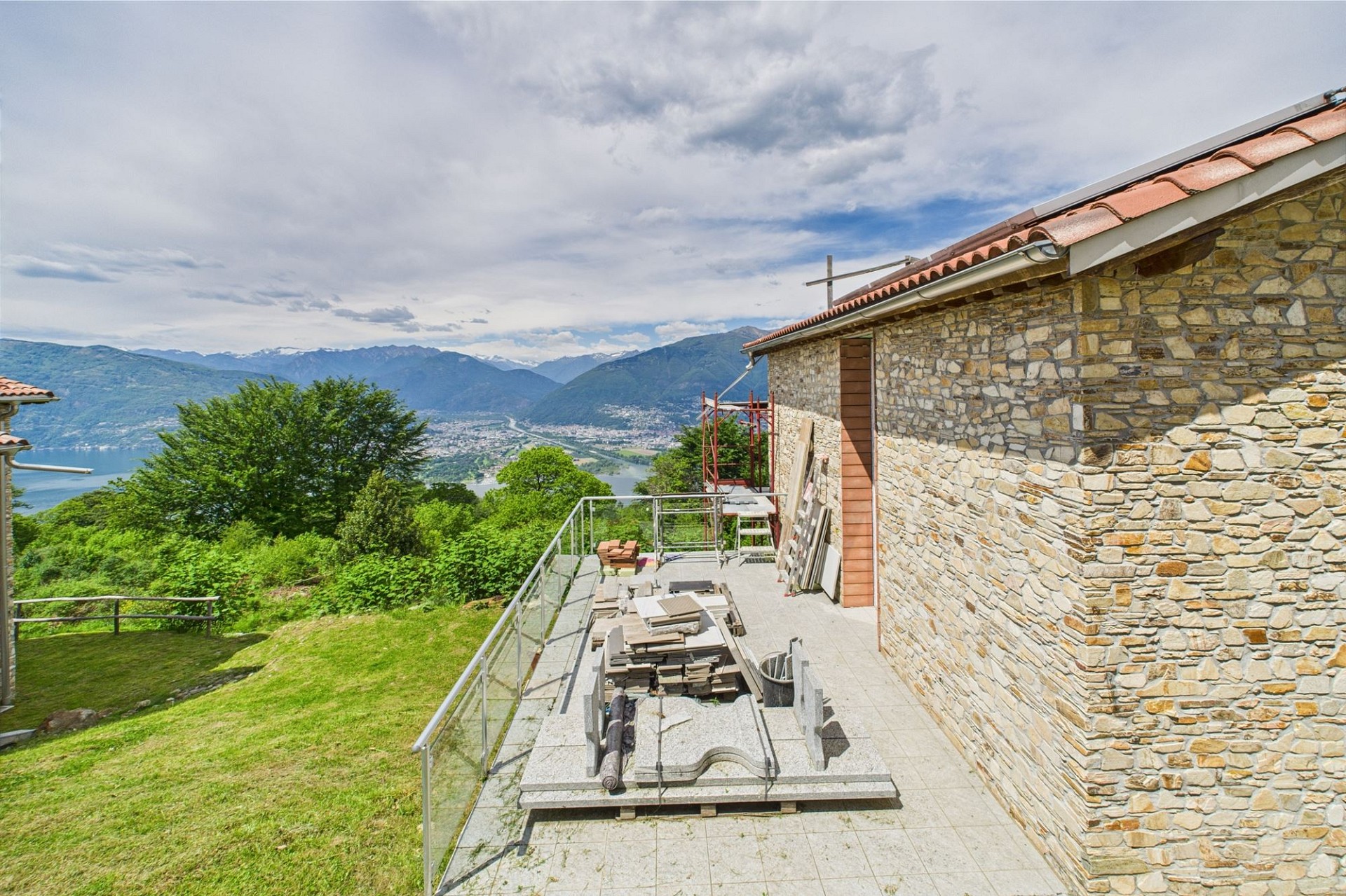 Terrasse mit Berg- und Seeblick