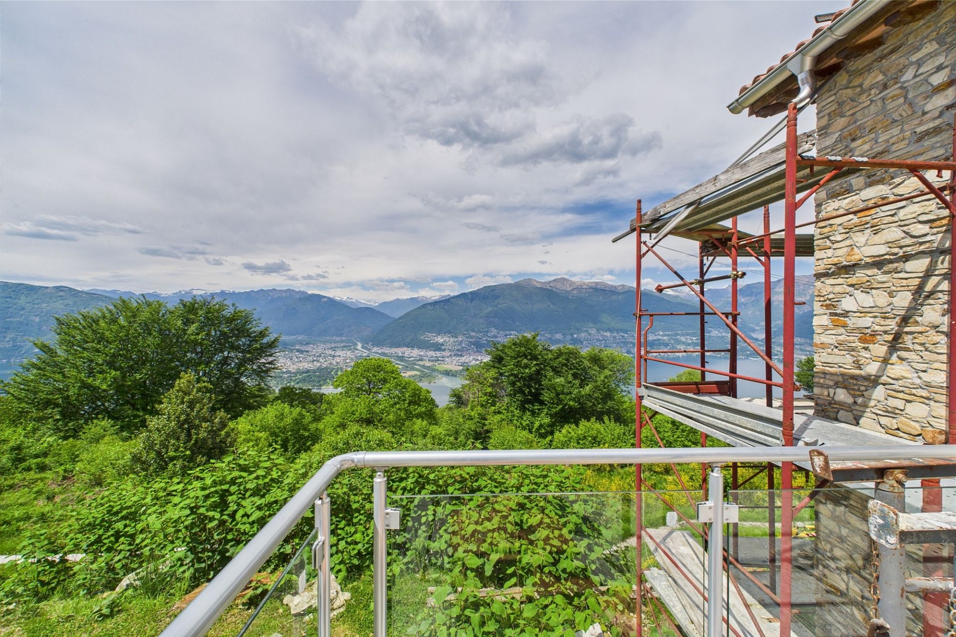 Bergblick von einer Terrasse mit Gerüst