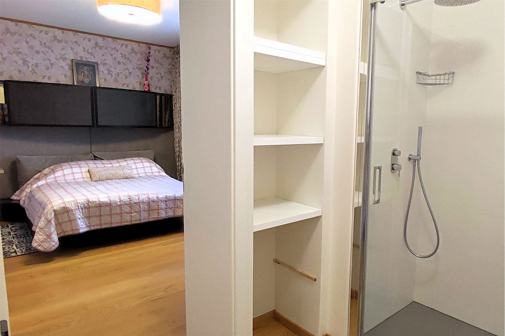 Schlafzimmer mit angrenzender Dusche