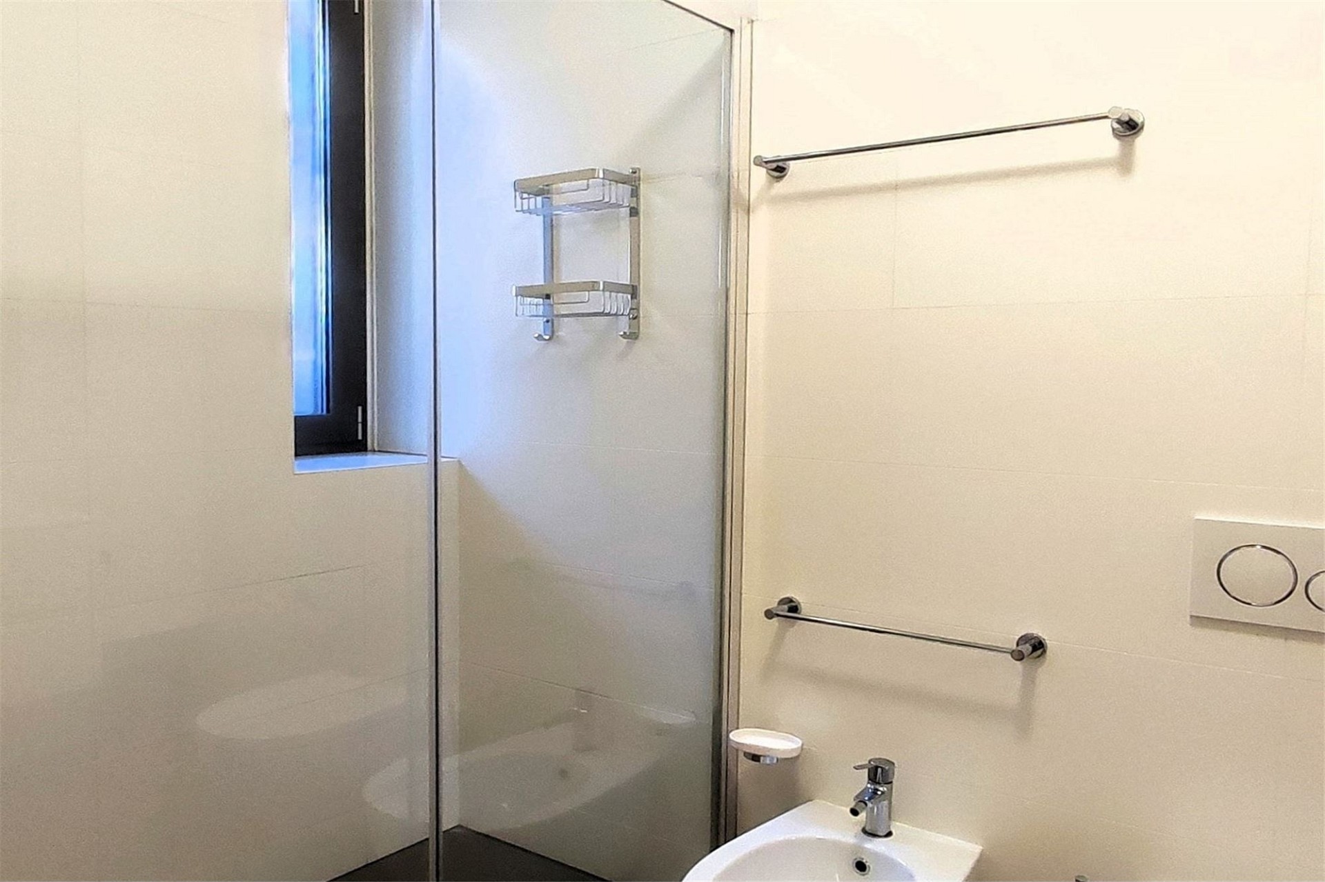 Modernes Badezimmer mit Dusche und WC