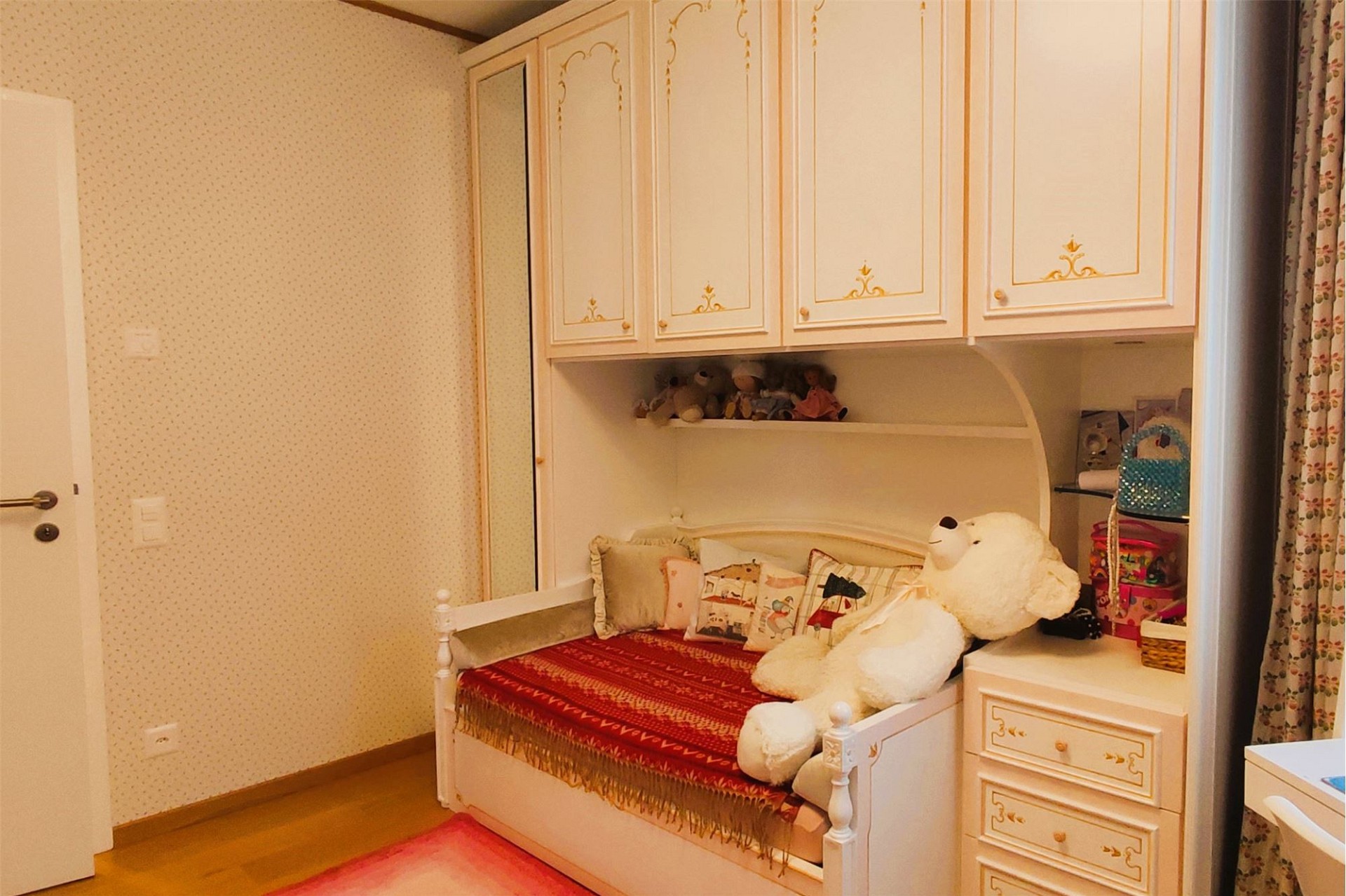 Kinderzimmer mit eingebautem Bett und Stauraum