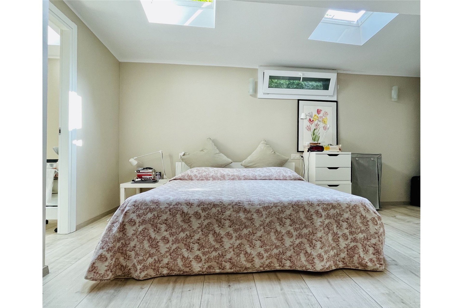 Helles Schlafzimmer mit Dachfenstern