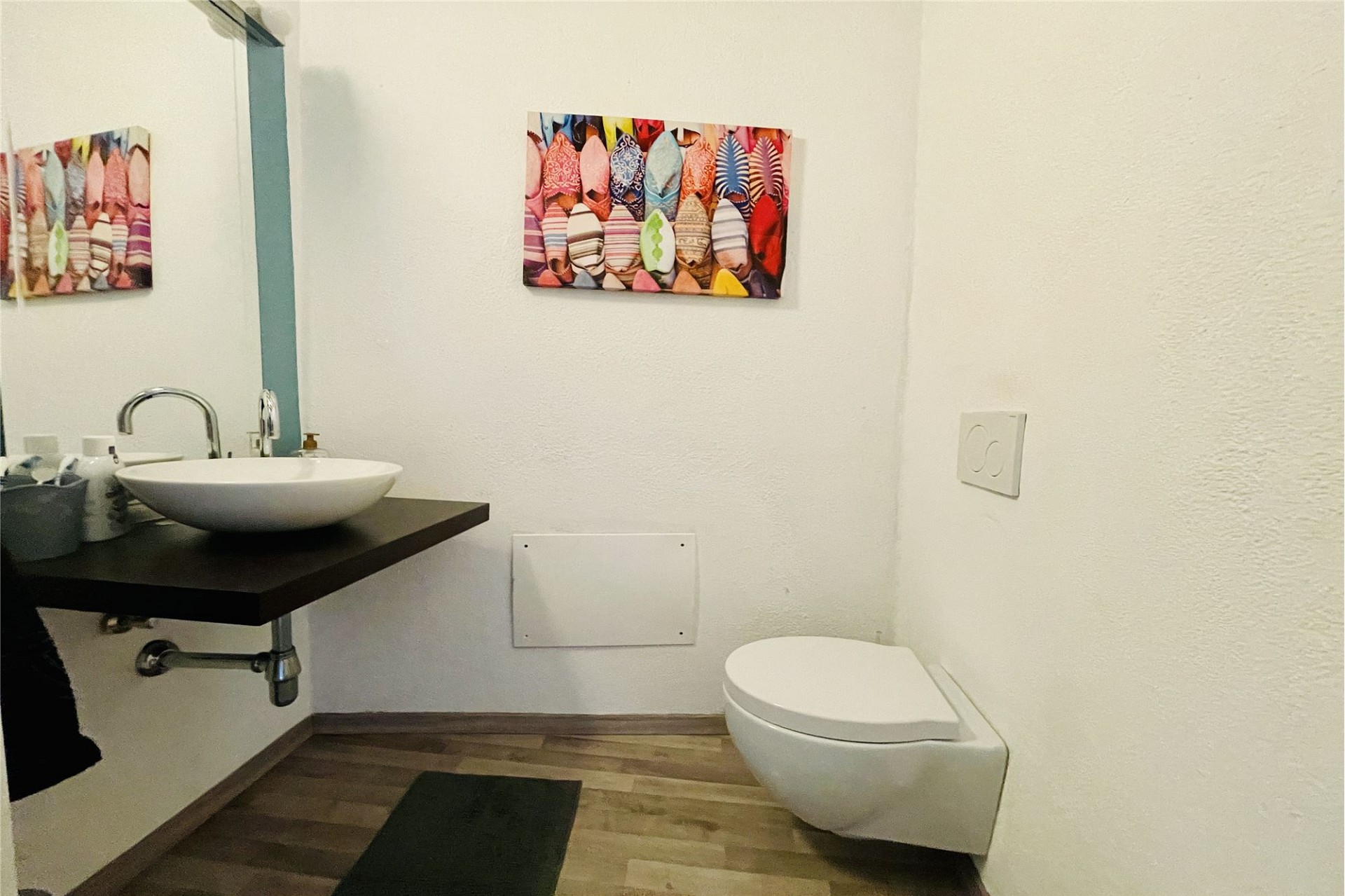 Gäste-WC mit Wandwaschbecken und hängendem WC