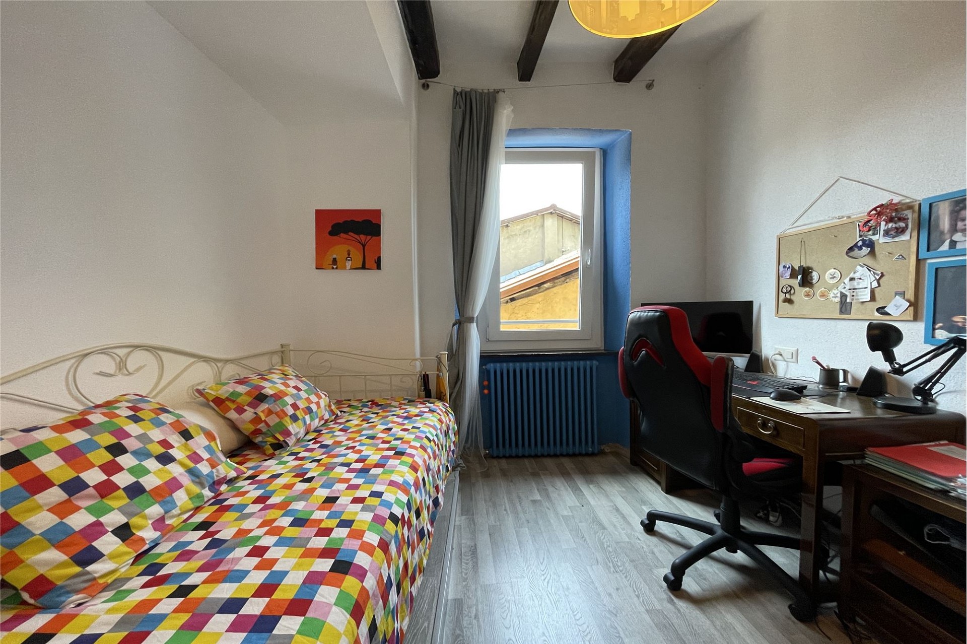 Gemütliches Schlafzimmer mit Arbeitsbereich
