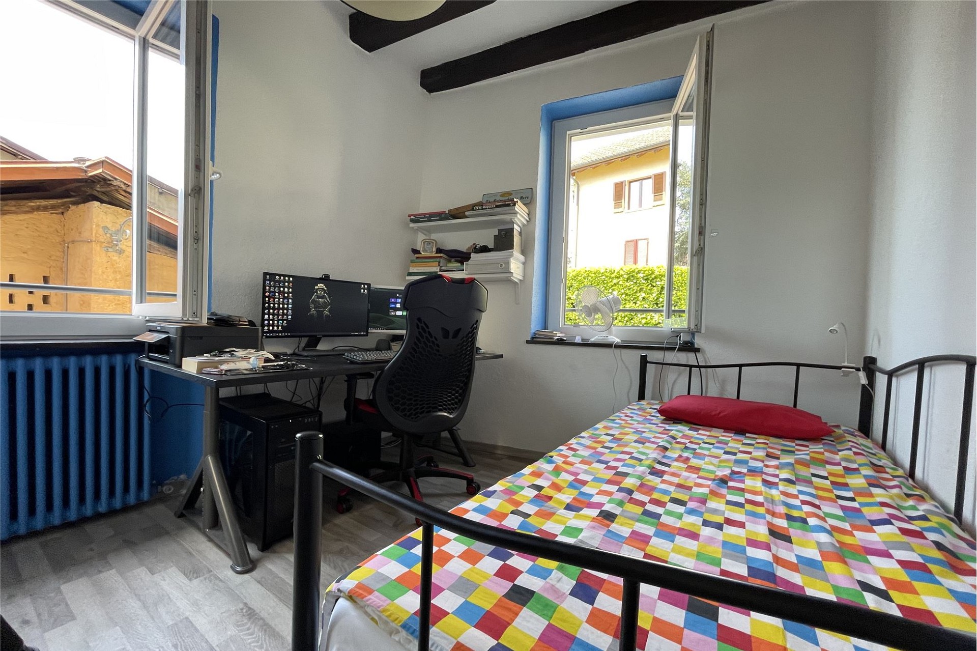 Helles Schlafzimmer mit Arbeitsbereich