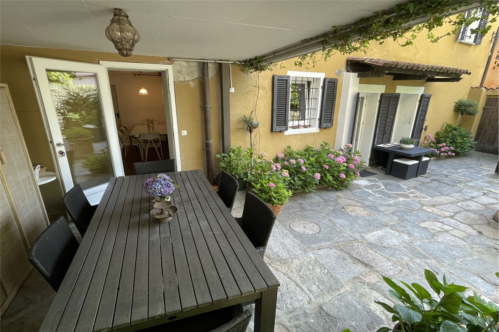 Mediterraner Innenhof mit Essbereich