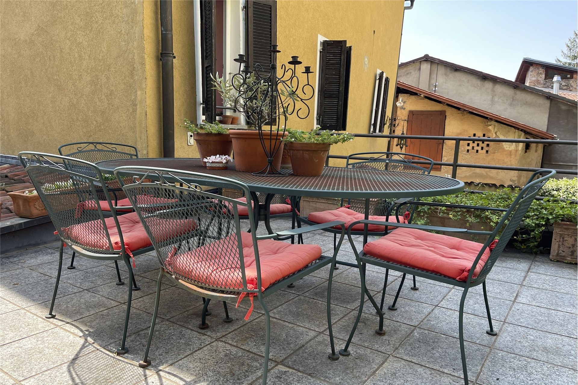 Terrasse mit Metallmöbeln