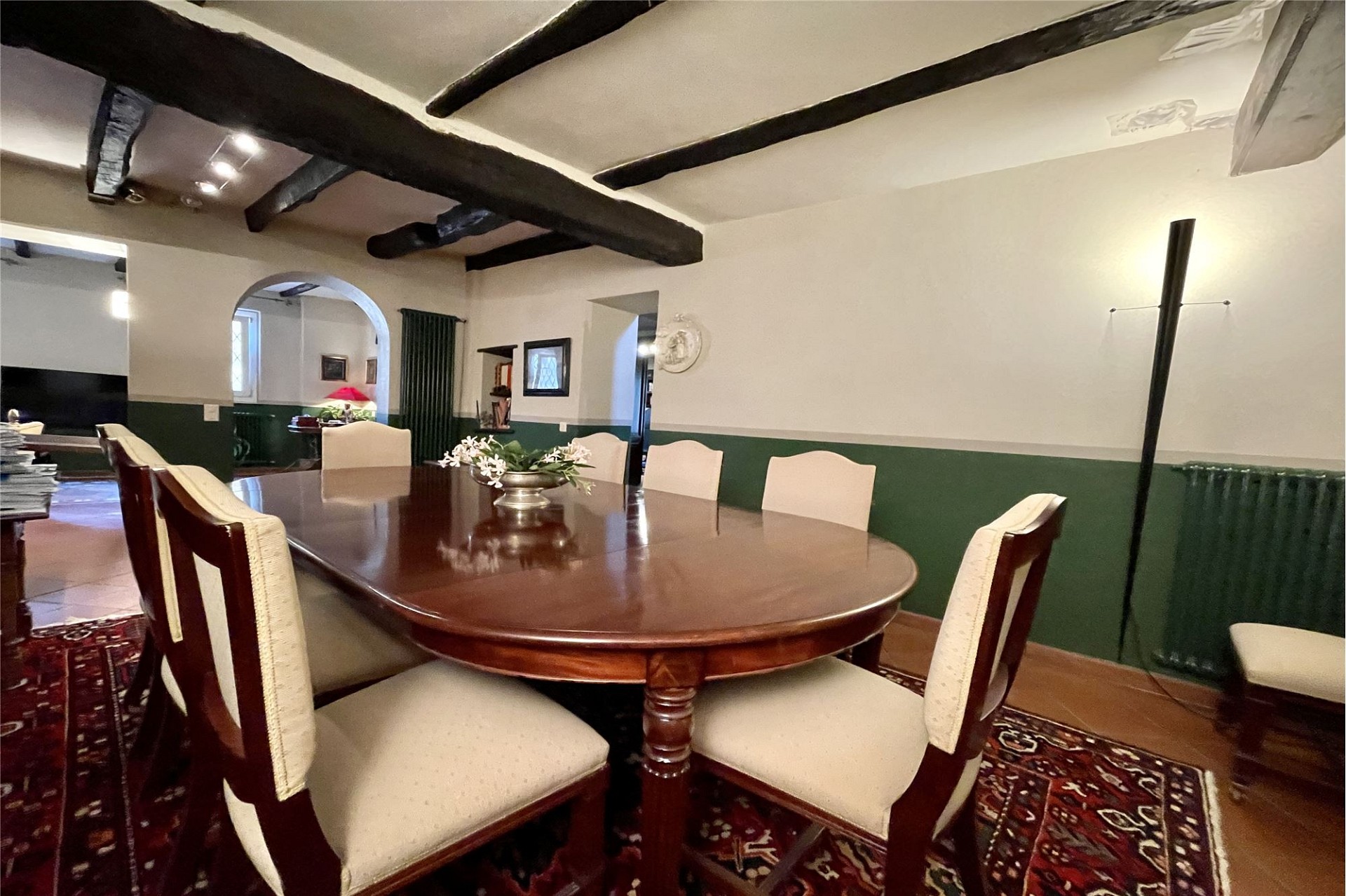 Esszimmer mit rustikalen Deckenbalken