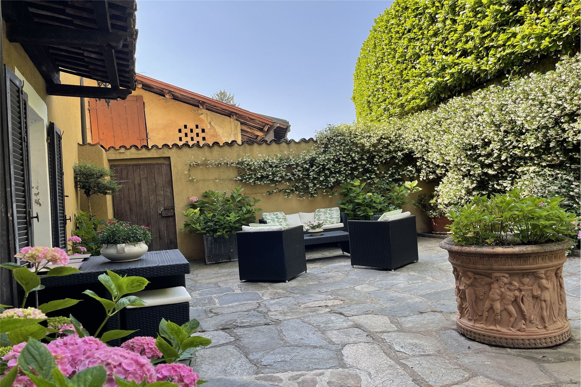 Mediterraner Innenhof mit Sitzbereich