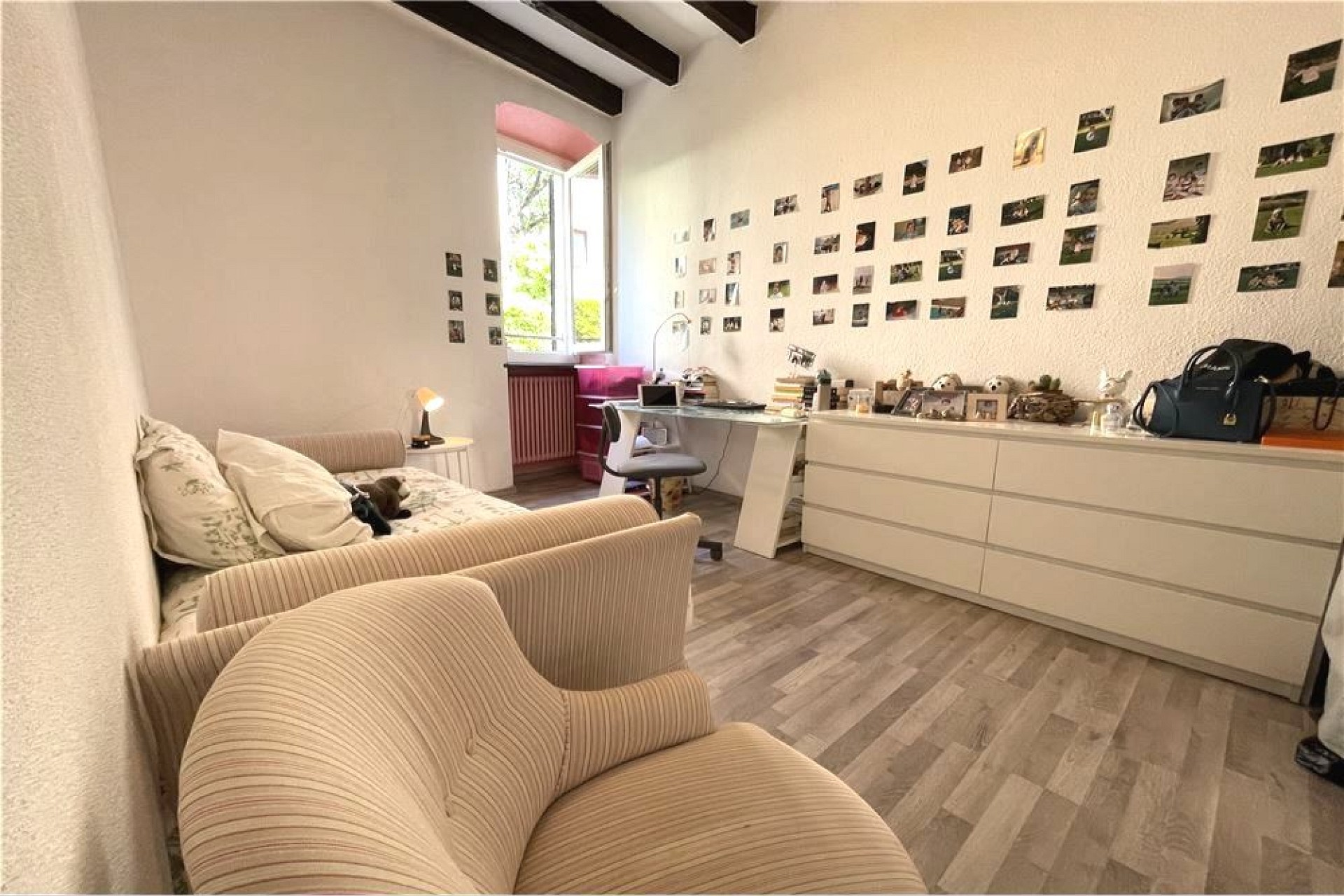 Arbeitszimmer mit Sofa und Schreibtisch