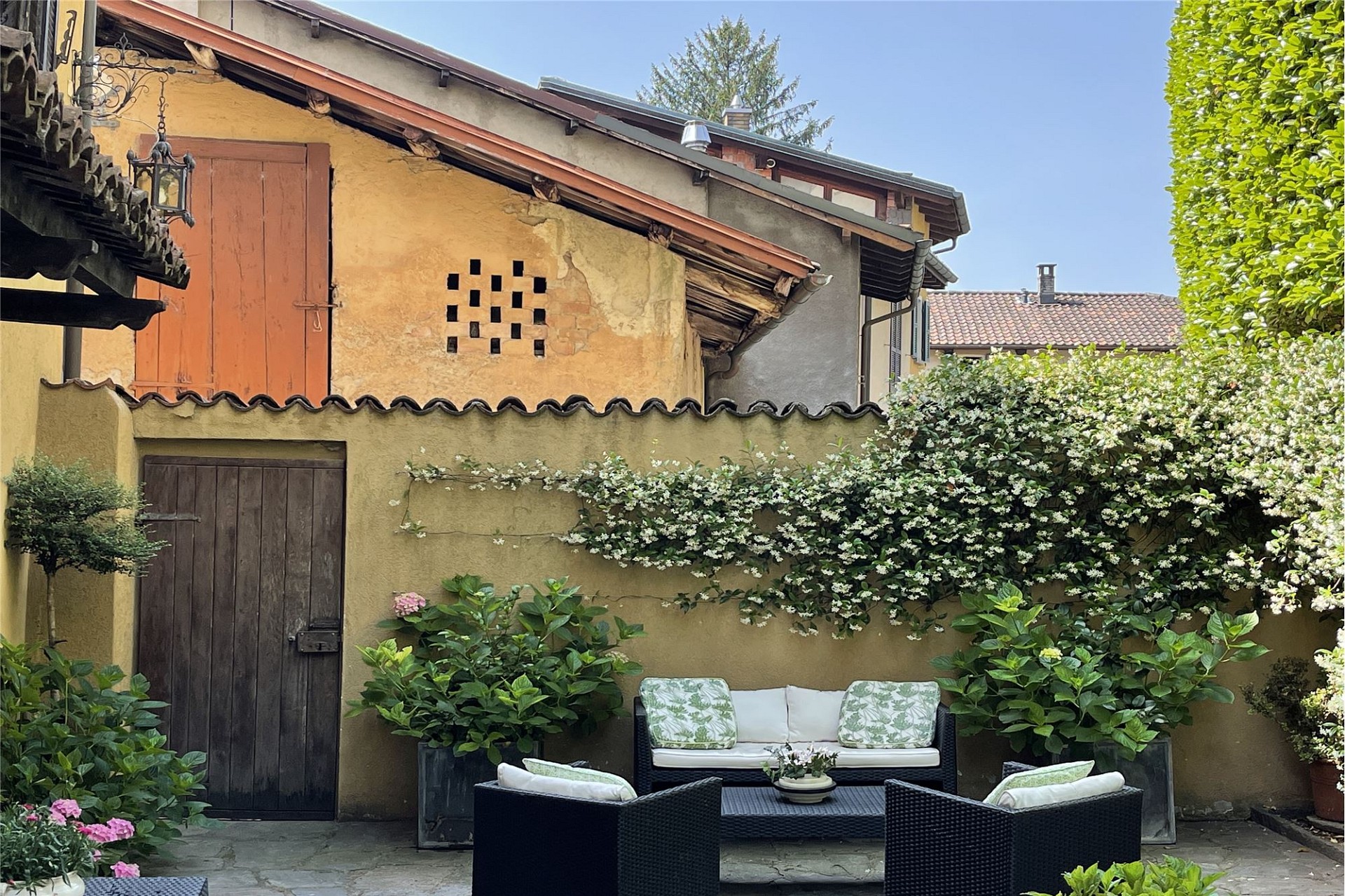 Mediterraner Innenhof mit Sitzbereich
