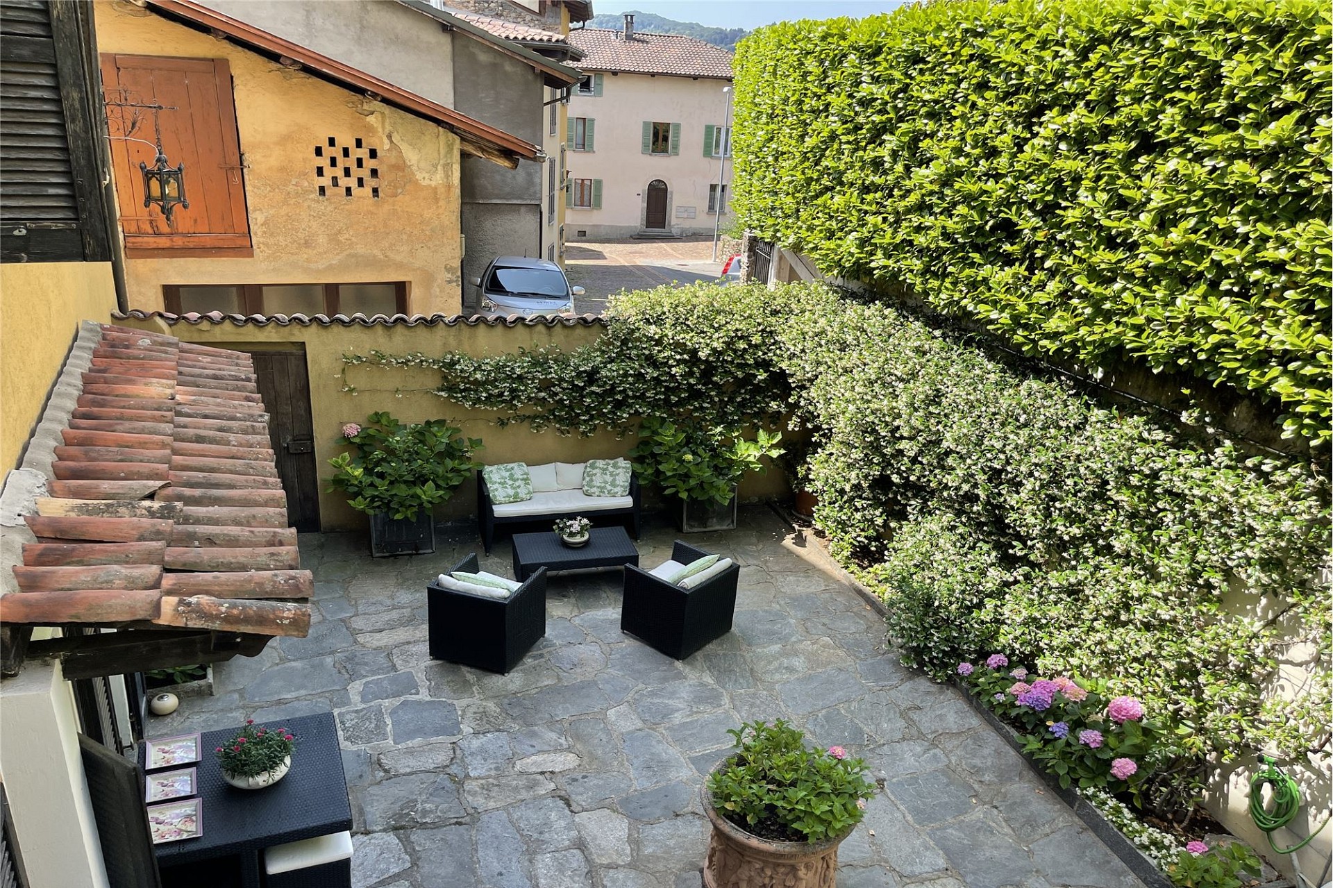 Gemütlicher mediterraner Innenhof mit Sitzbereich