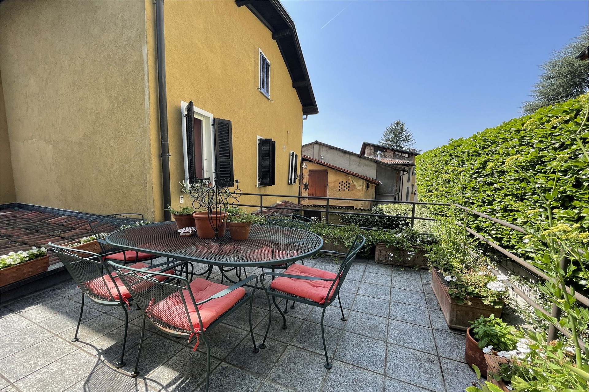 Terrasse mit Sitzgruppe und Pflanzen