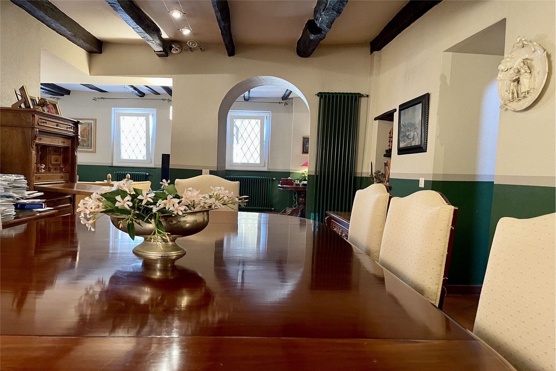 Traditionelles Esszimmer mit Holztisch