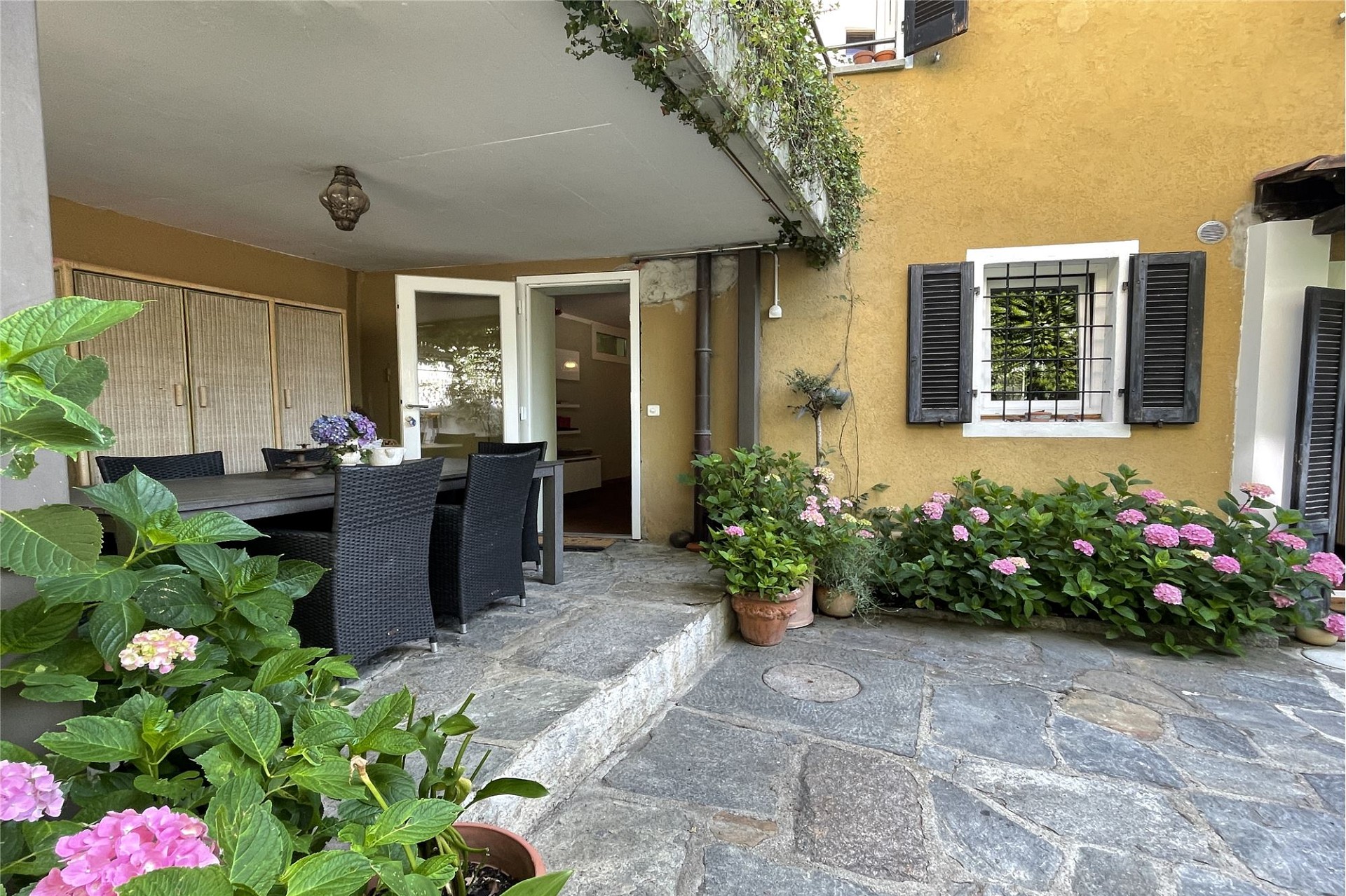 Überdachte Terrasse mit Gartenmöbeln