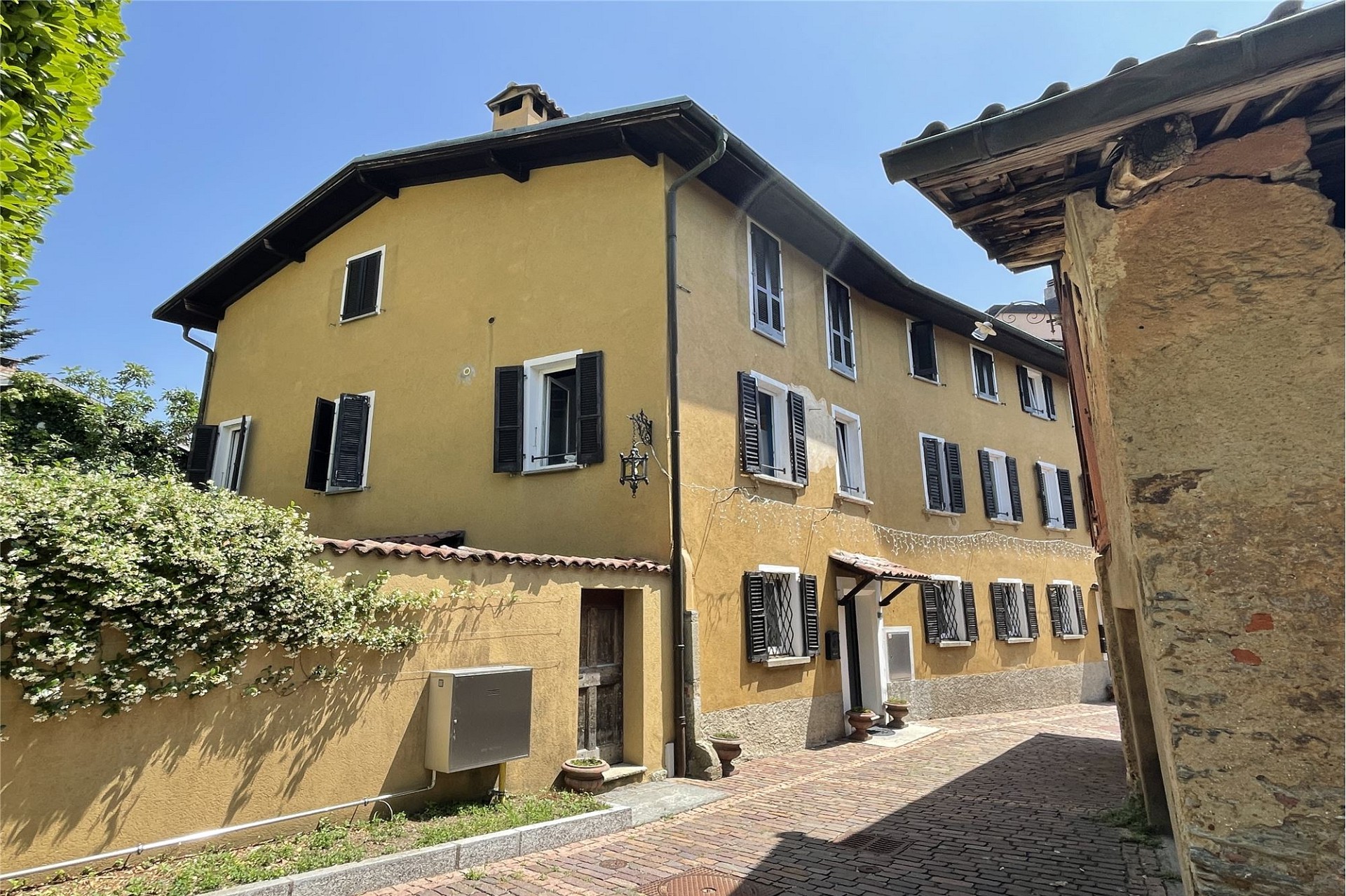 Historische Hausfassade mit Innenhof