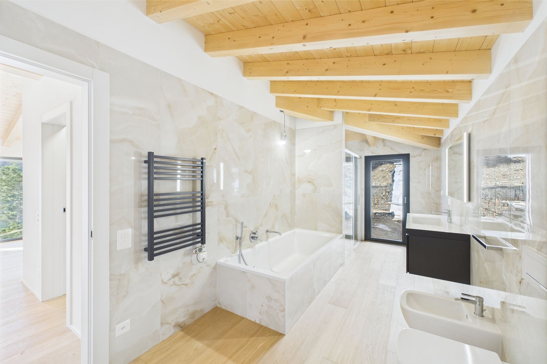 Modernes Bad mit Natursteinoptik und Holzdecke