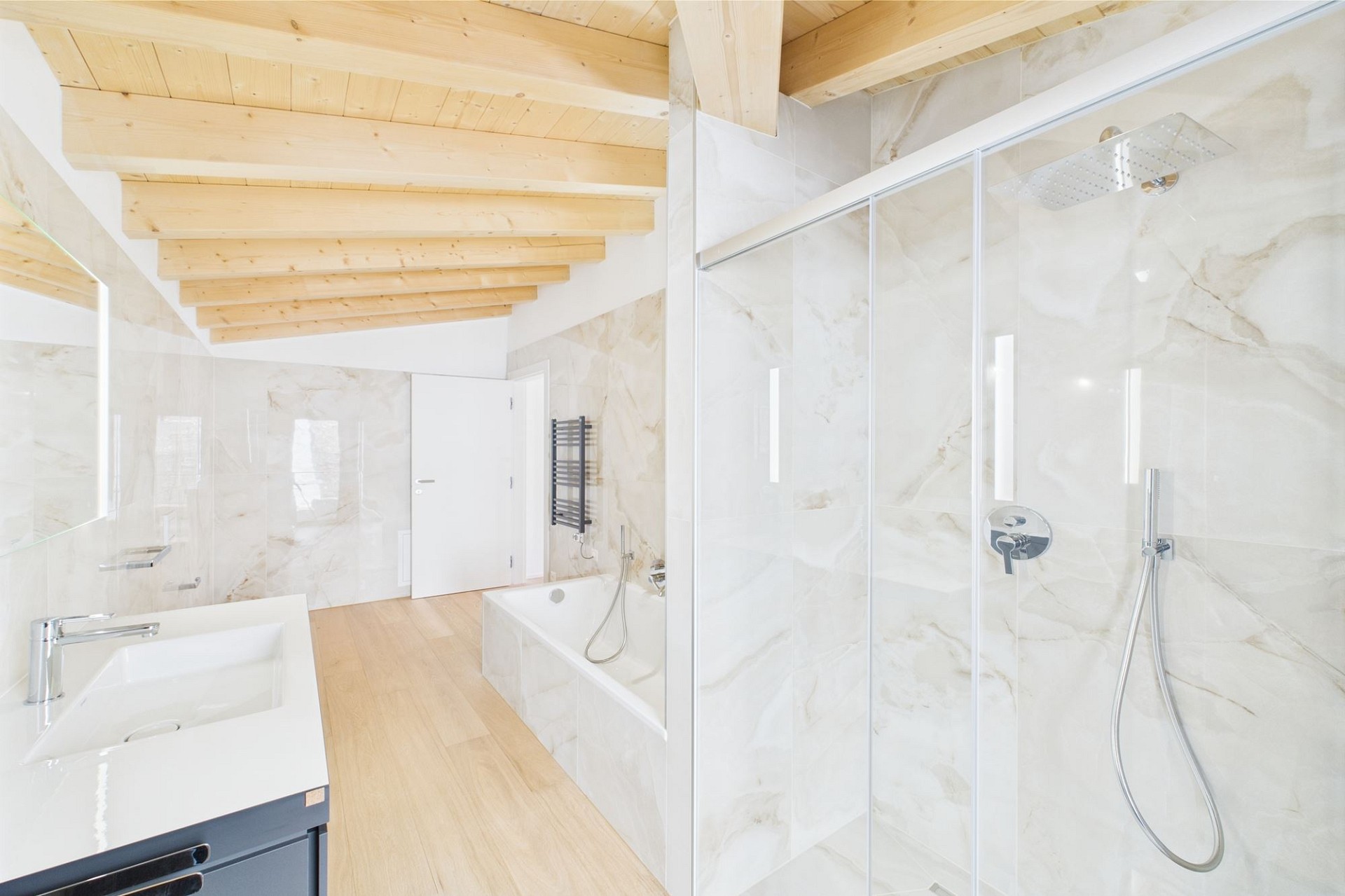 Helles, modernes Badezimmer mit Dusche und Badewanne