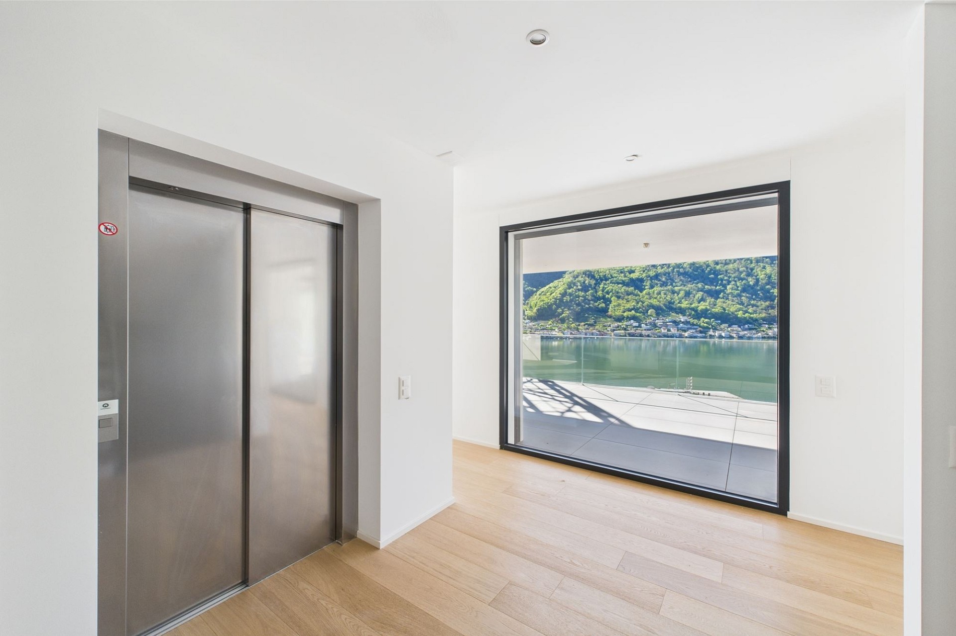 Moderner Raum mit Lift und Seeblick
