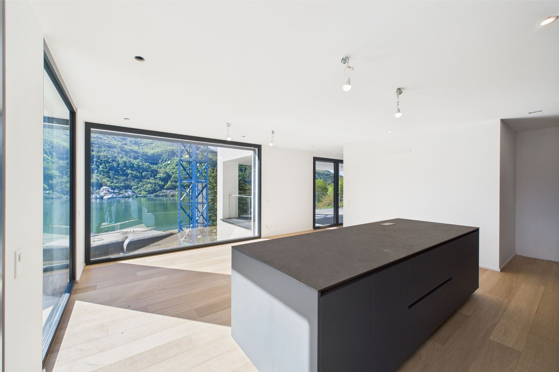 Moderne offene Innenansicht mit Panoramablick