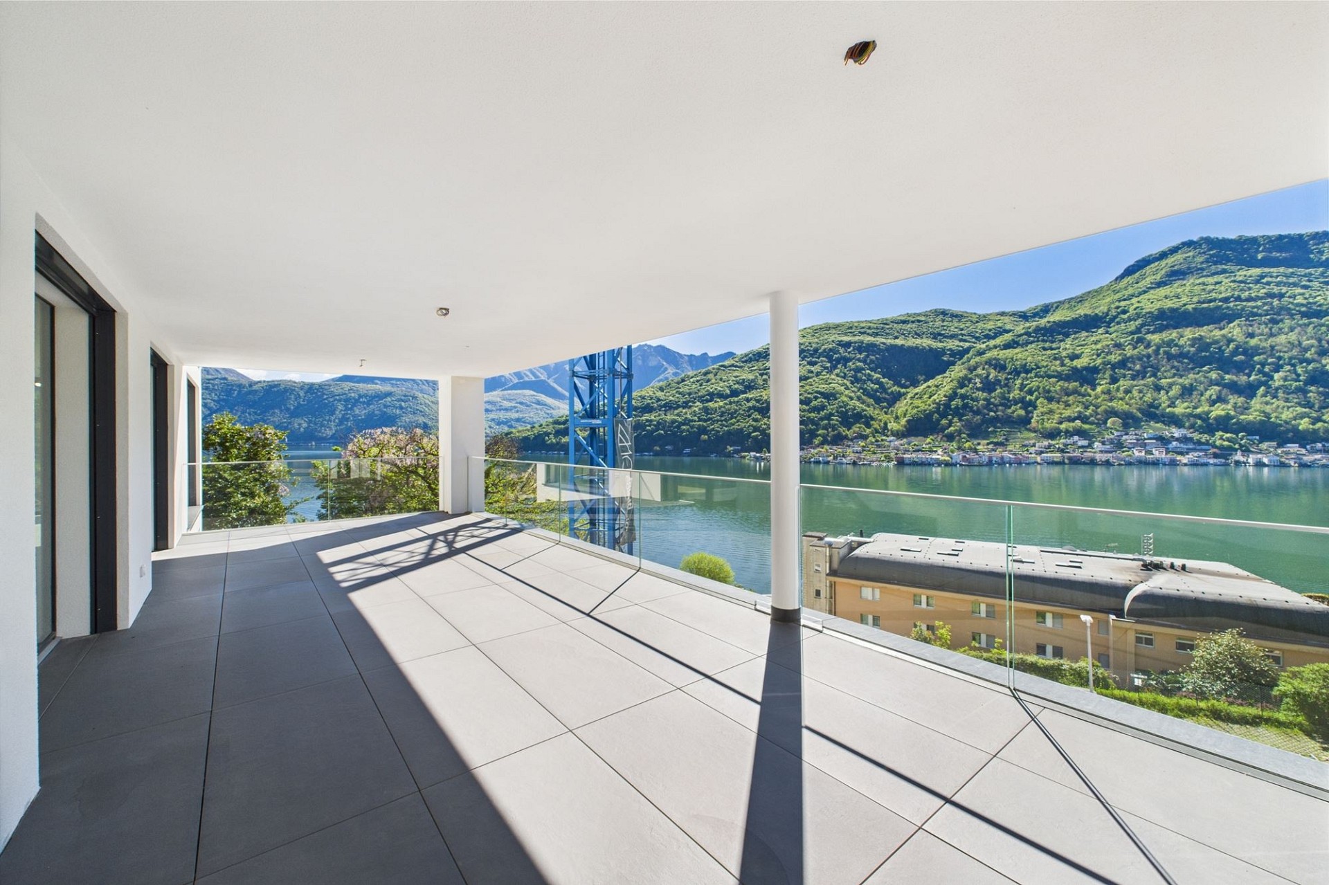 Überdachte Terrasse mit Seeblick