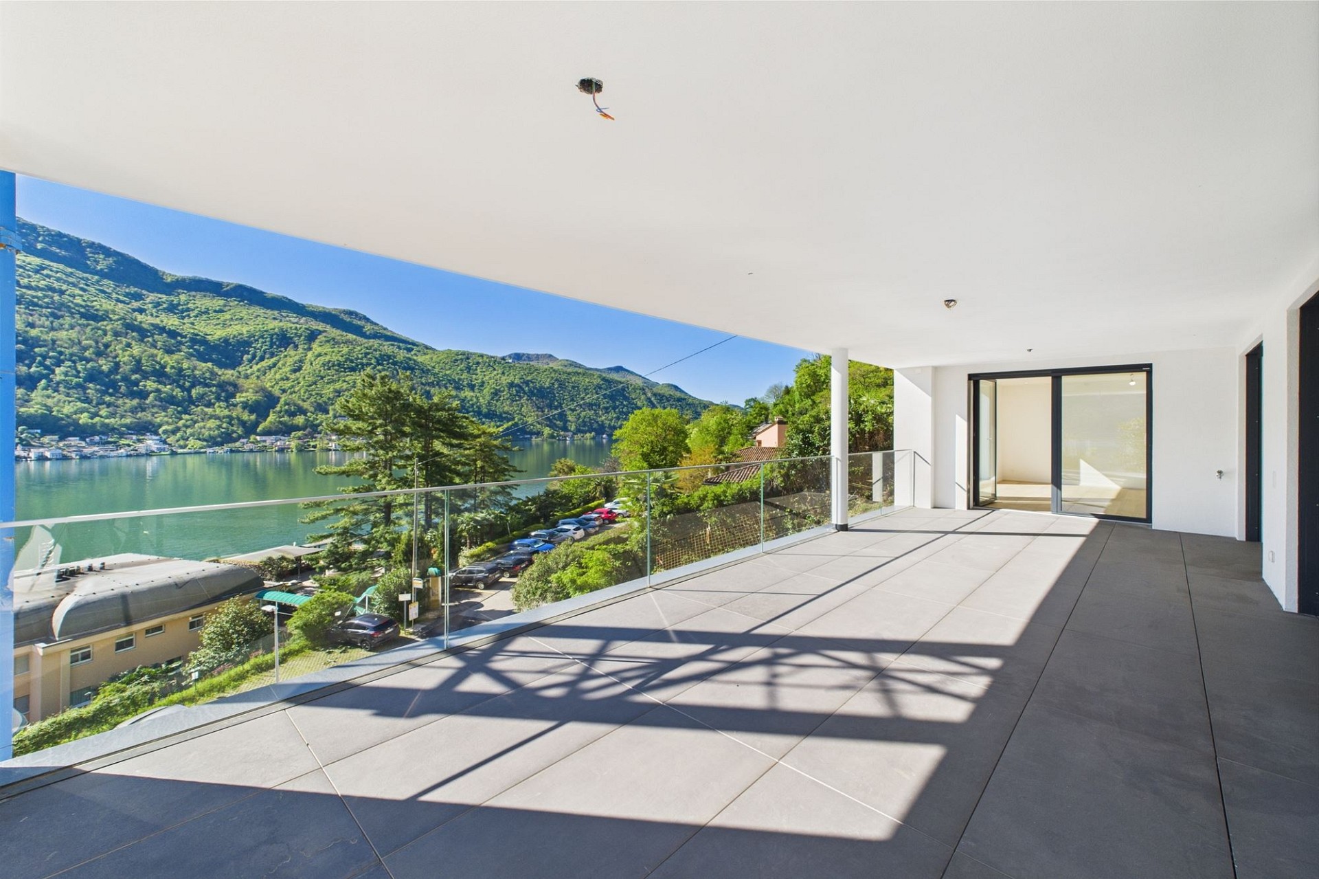 Überdachte Terrasse mit Seeblick