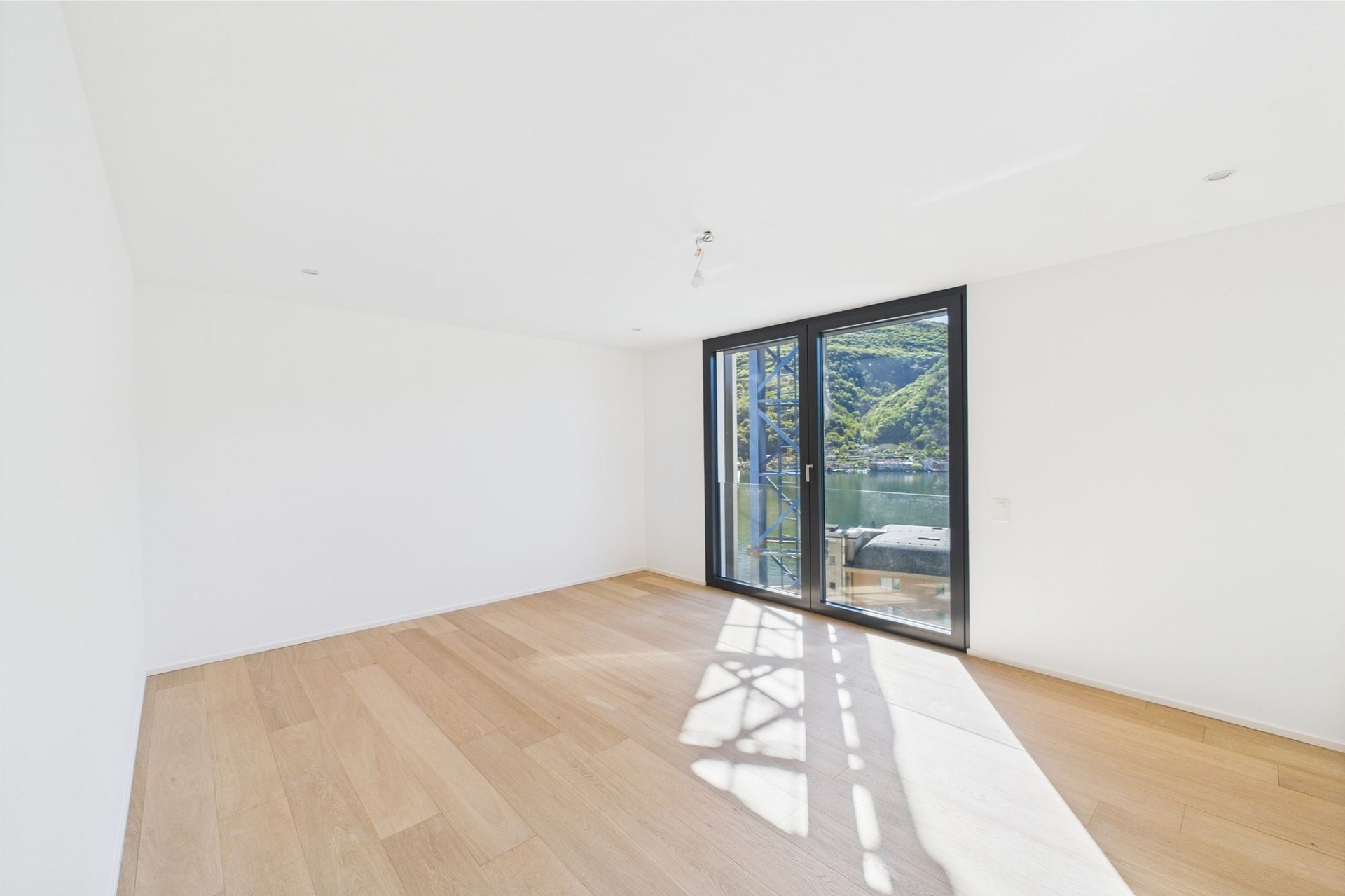 Heller leerer Wohnraum mit Panoramafenster