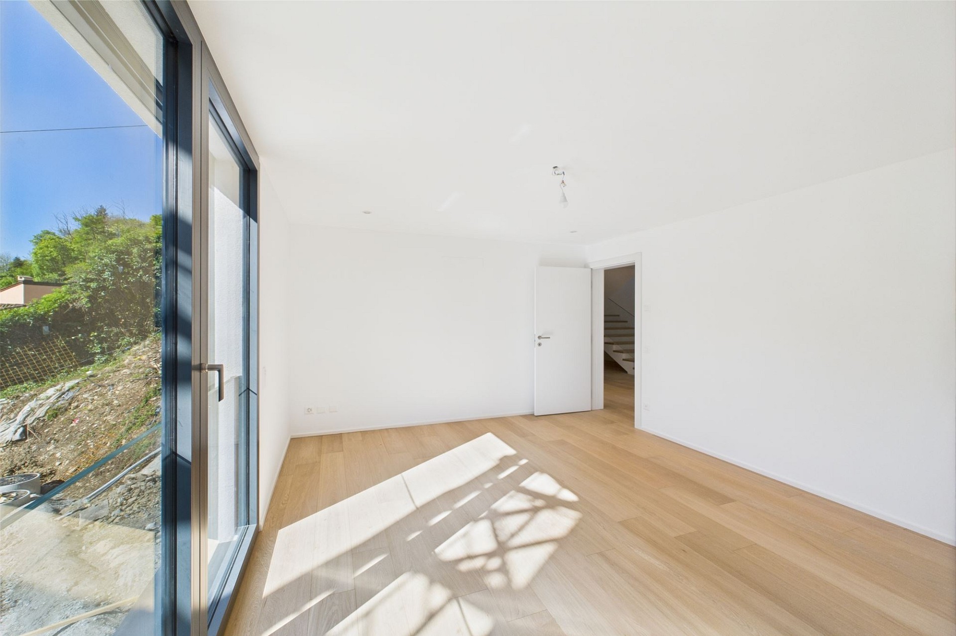 Heller leerer Raum mit großem Fenster