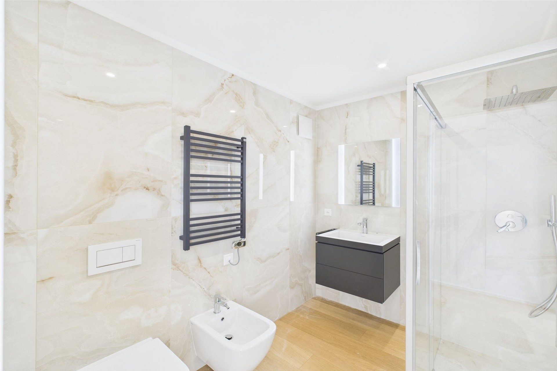 Modernes Badezimmer mit Walk-in-Dusche und Waschtisch