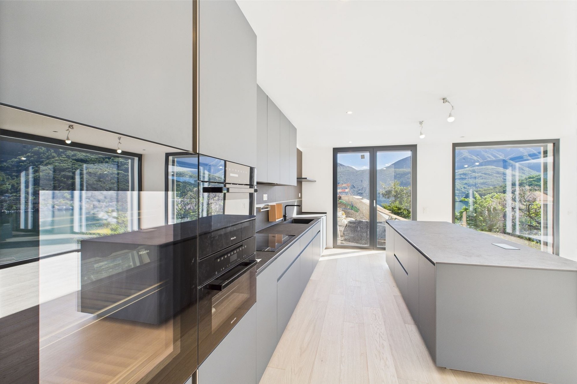 Moderne Küche mit Bergblick