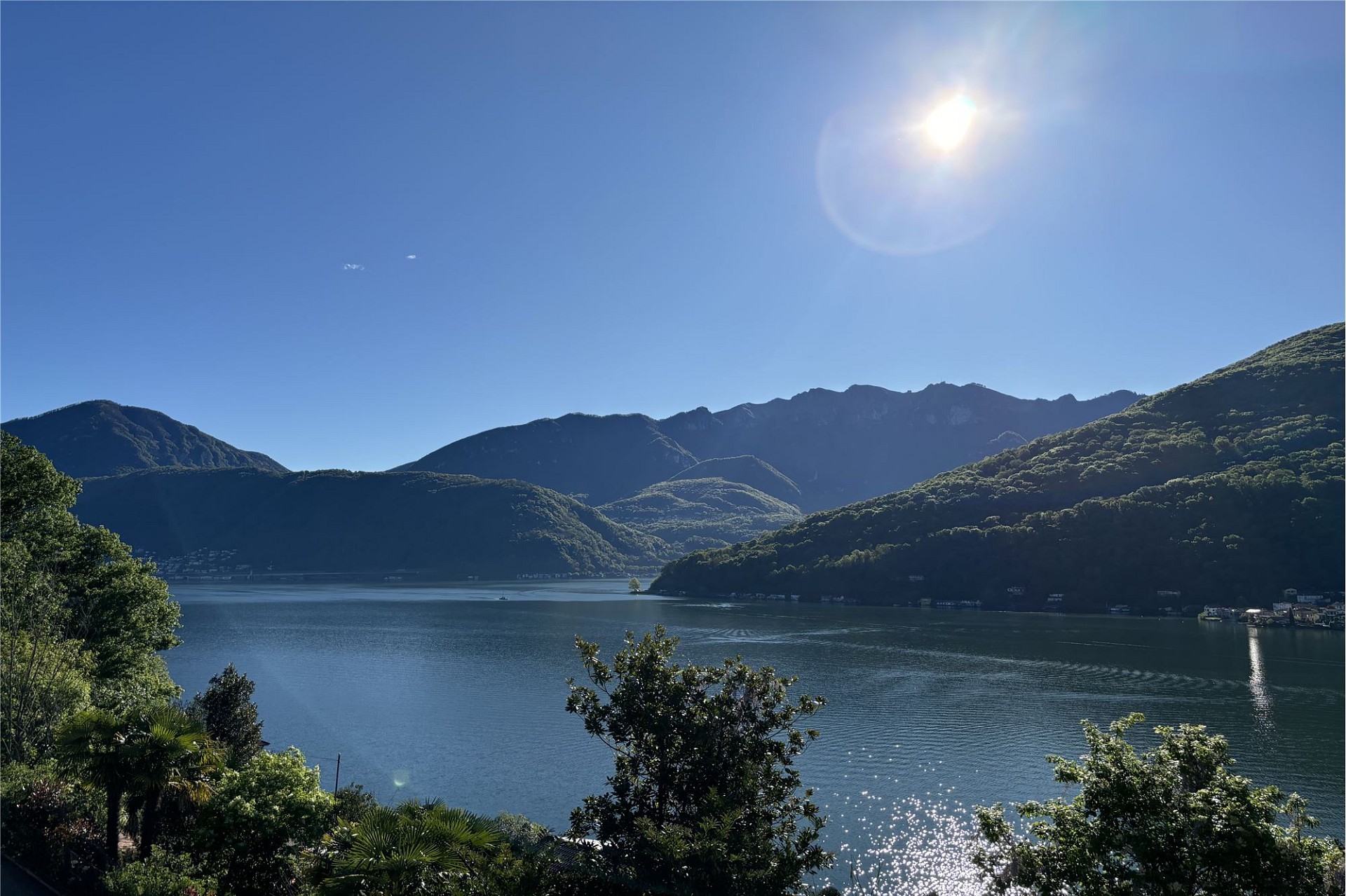 See- und Bergblick bei Sonnenschein