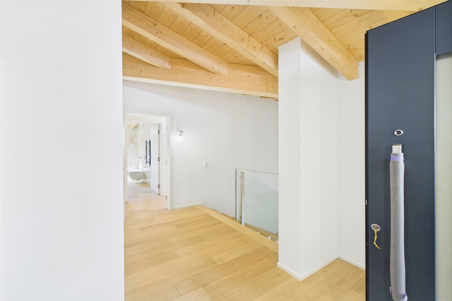 Heller Dachgeschossflur mit Holzdecke