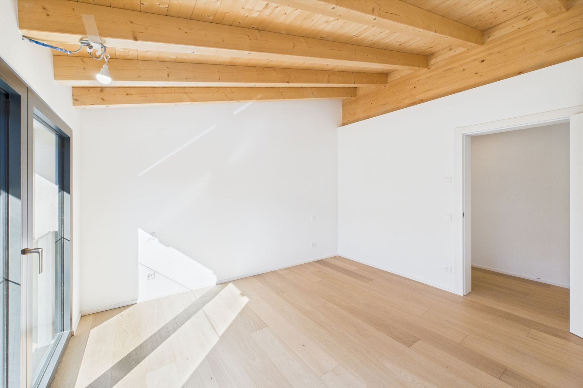 Heller leerer Innenraum mit Holzbalkendecke