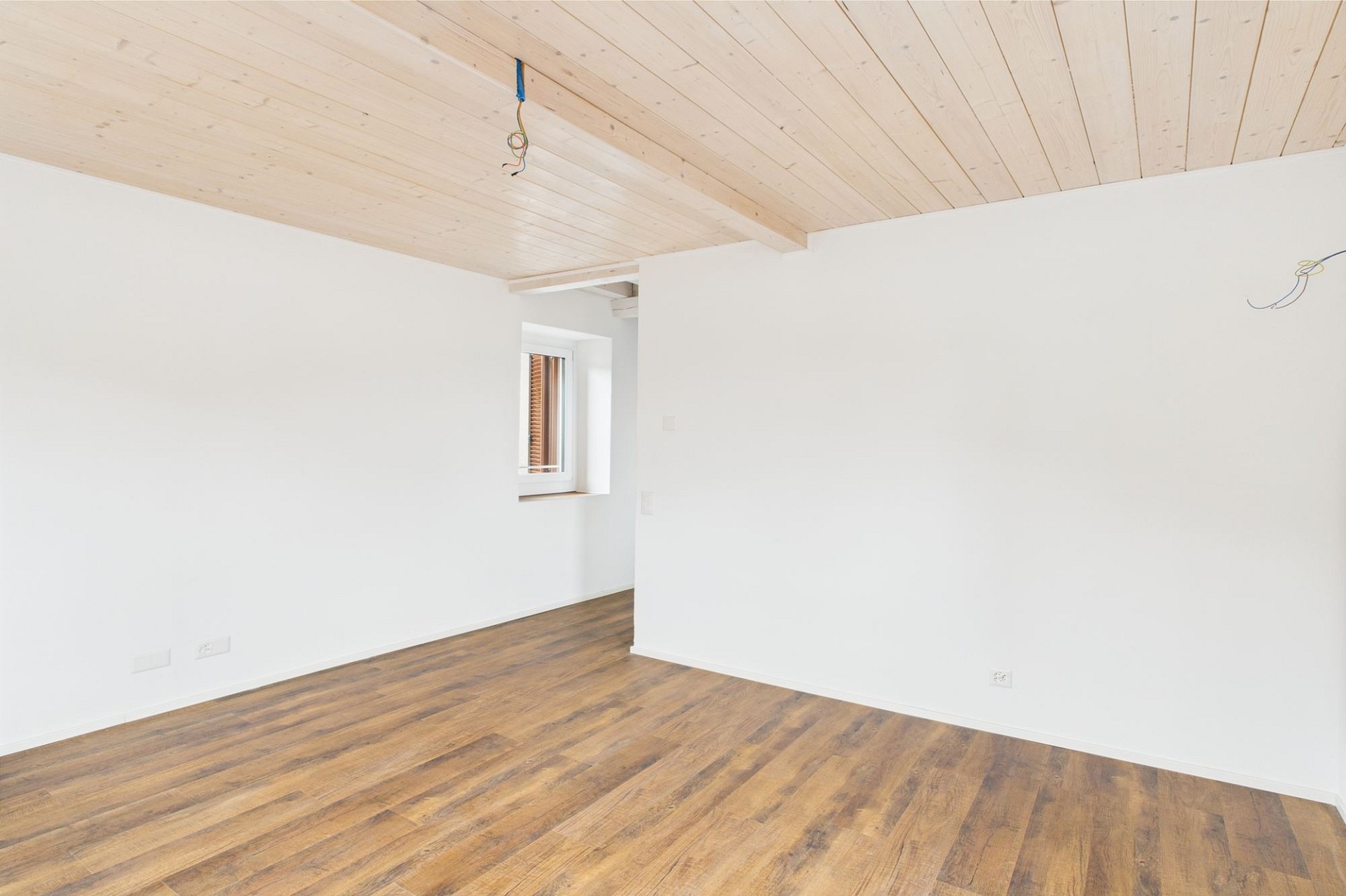 Heller leerer Innenraum mit Holzdecke