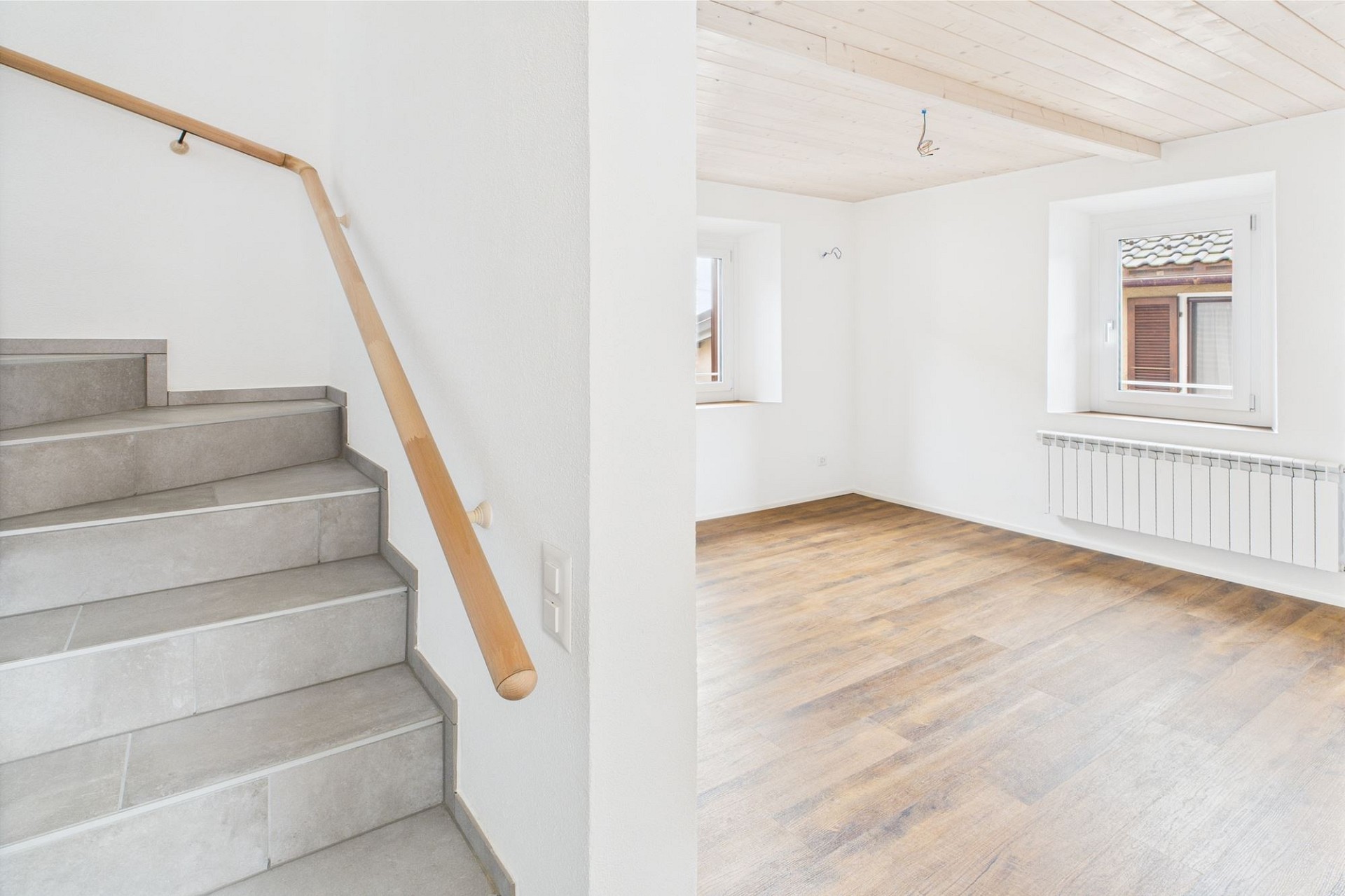 Helles Treppenhaus mit angrenzendem leerem Raum