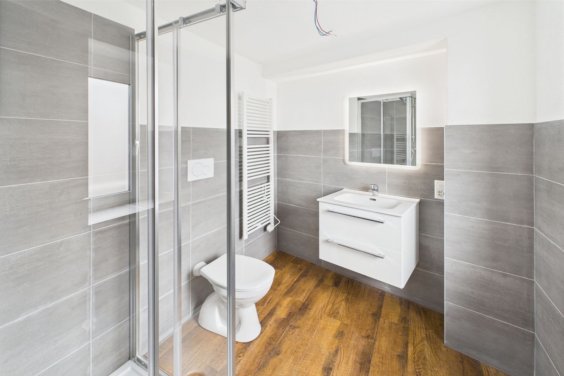 Modernes Badezimmer mit Dusche und Waschplatz