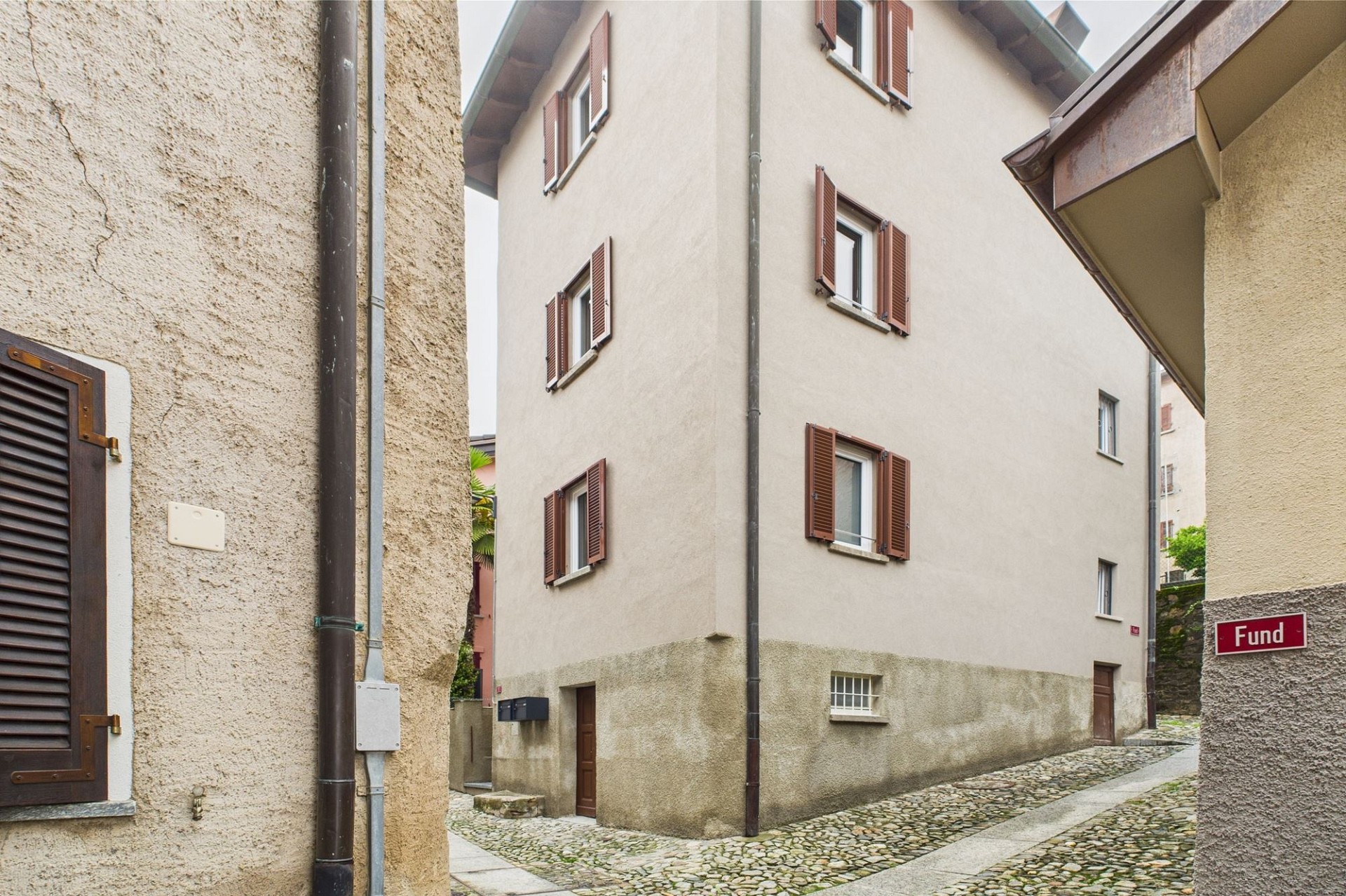 Enge Gasse zwischen mediterranen Wohnhäusern