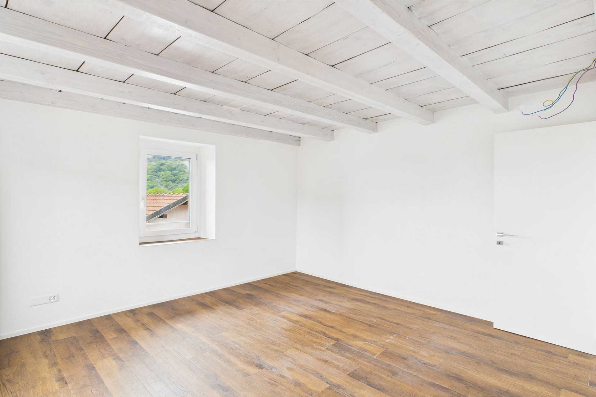 Heller leerer Raum mit Holzdecke und Holzboden